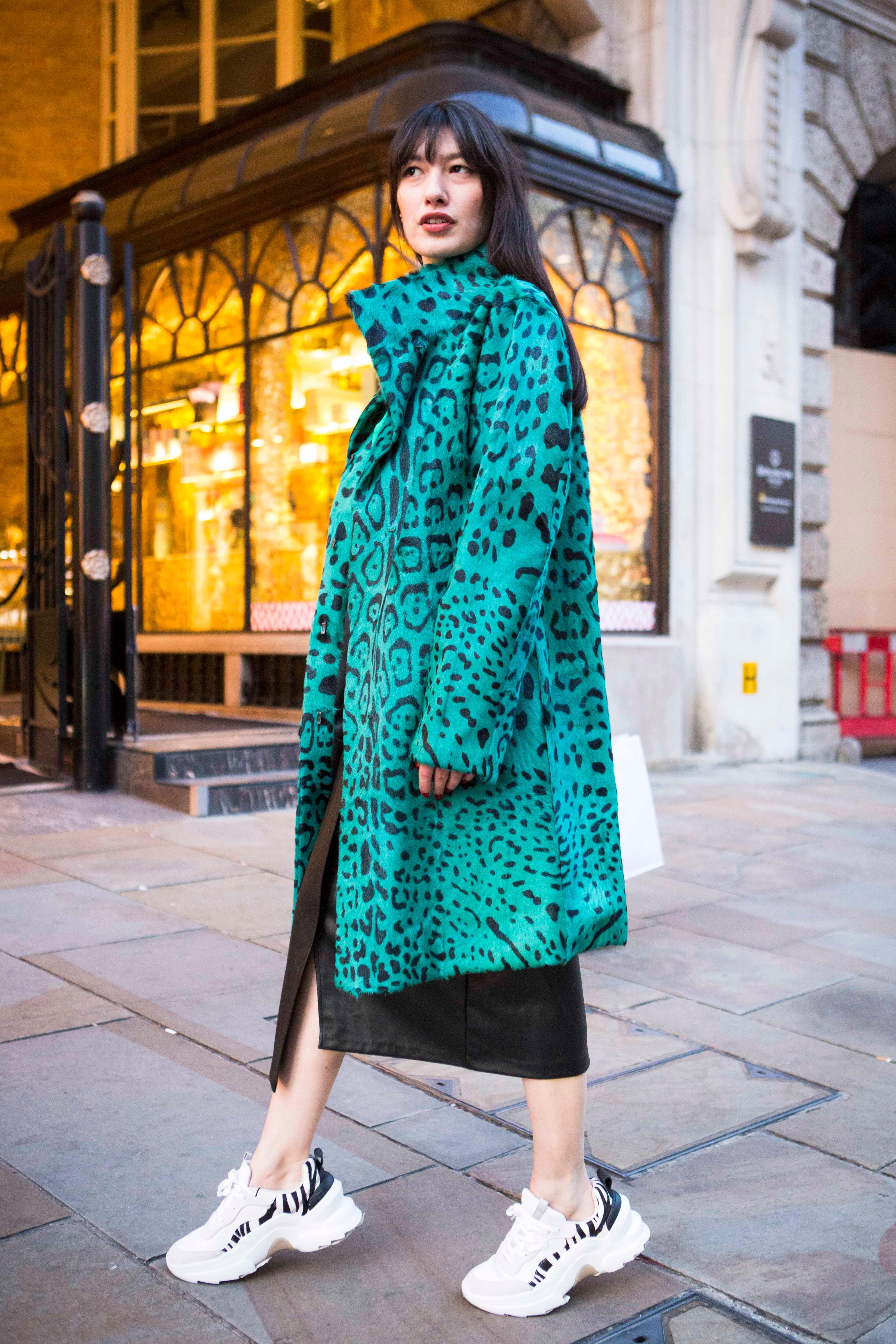 Verheyen London Manteau à col haut vert imprimé léopard en fourrure de chèvre, Taille UK 12 Pour femmes en vente