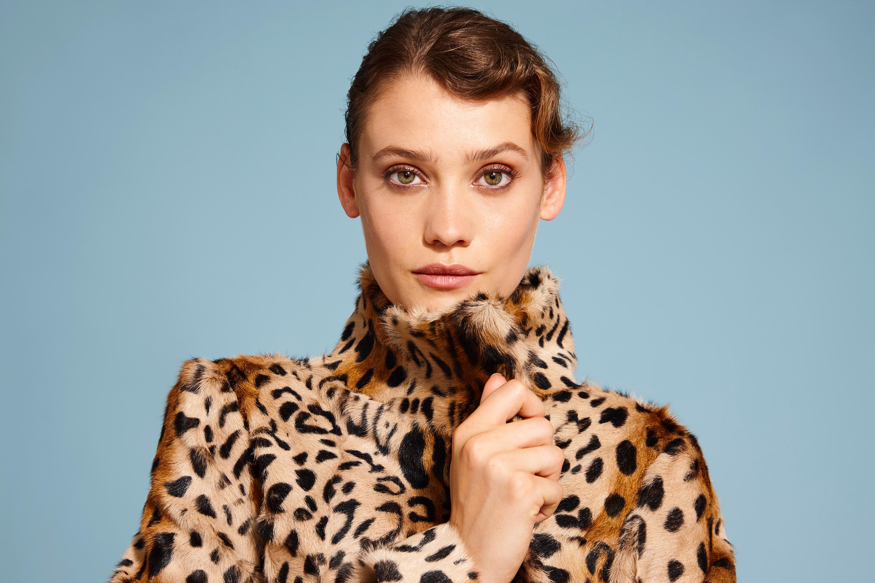Verheyen London Manteau à col haut vert imprimé léopard en fourrure de chèvre, Taille UK 12 en vente 2