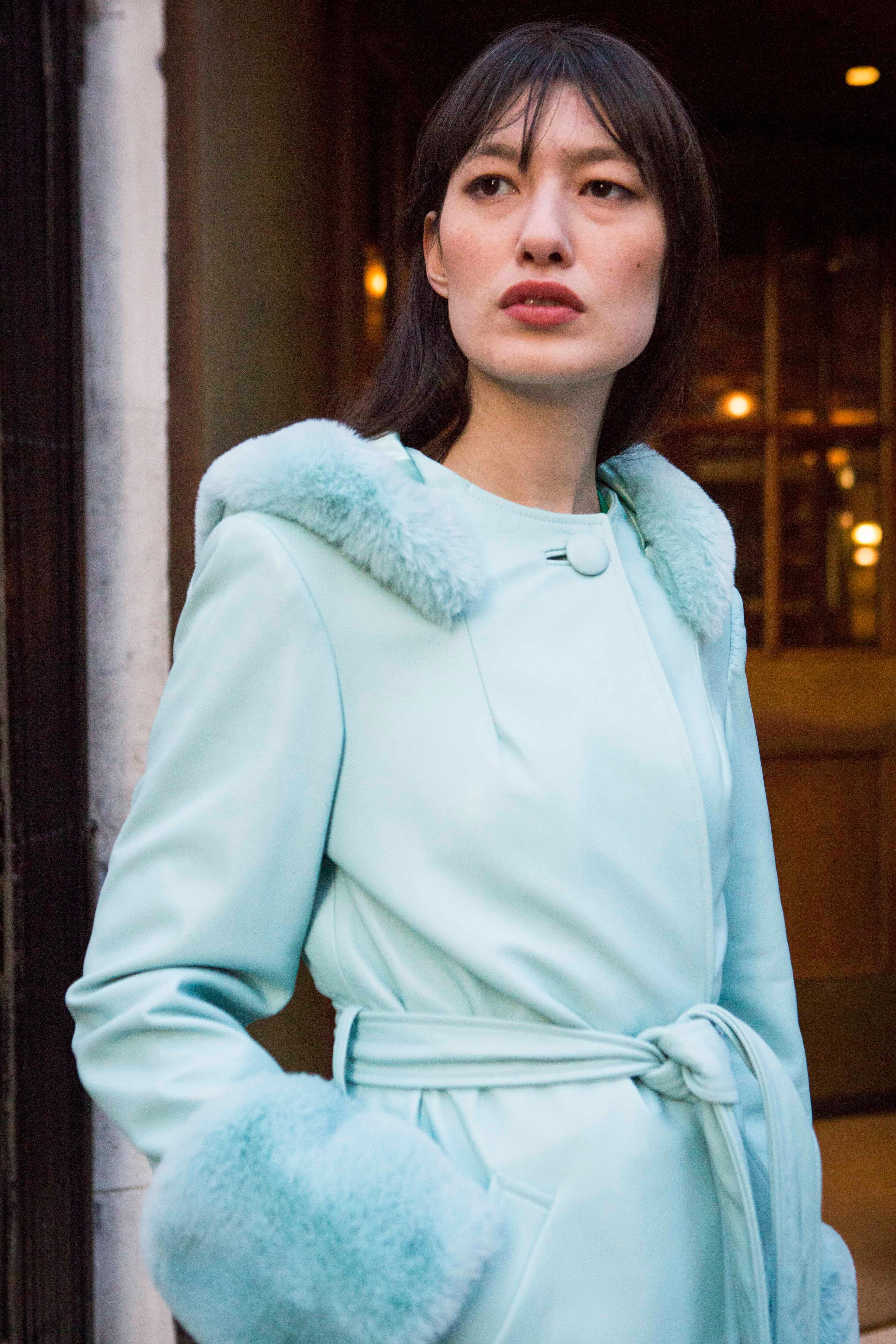 Manteau à capuche en cuir Verheyen London en aigue-marine bleue et fausse fourrure - Taille UK 8 en vente 11