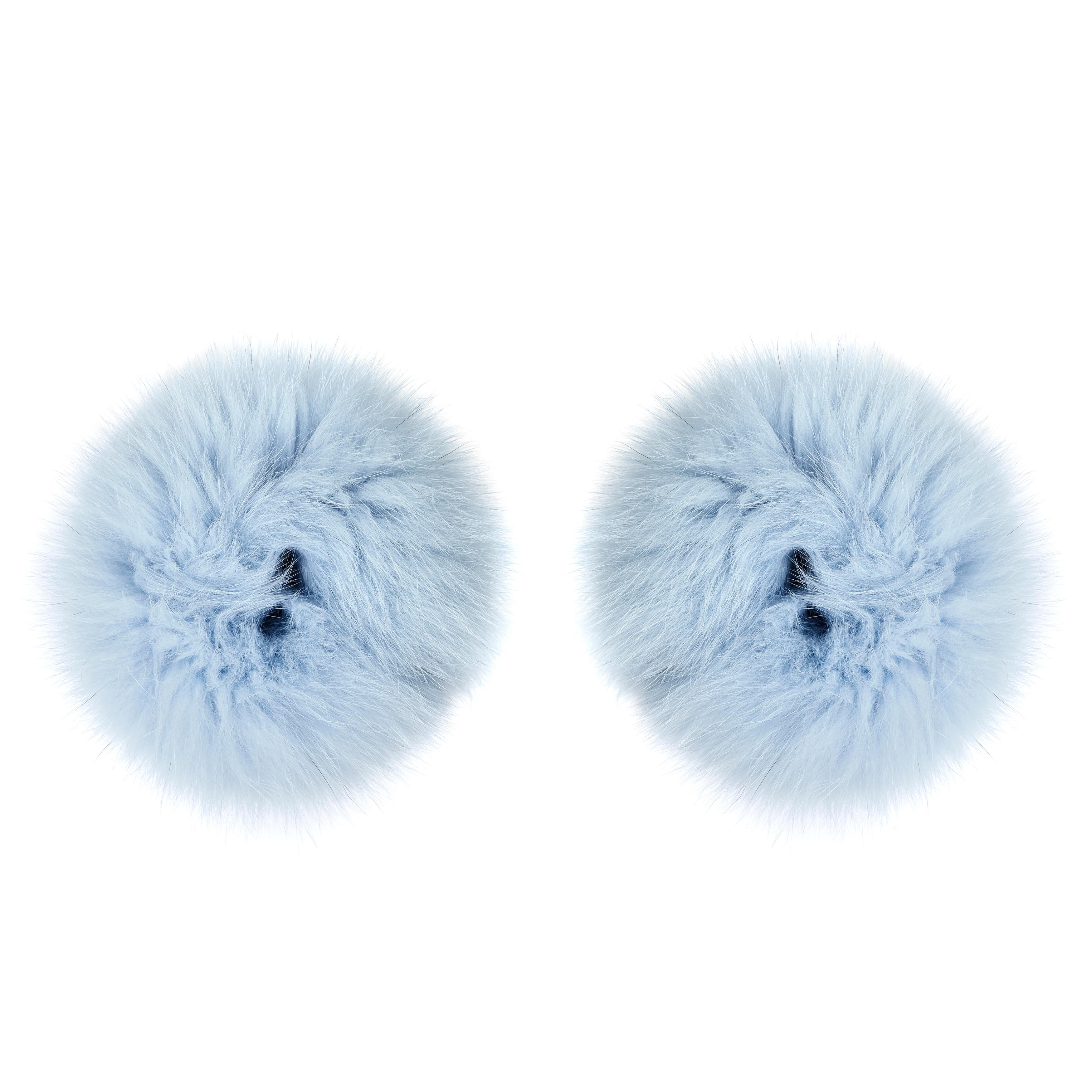 Verheyen London Large Pair of Snap on Fox Fur Cuffs in Ice Blue - Brand New 

Verheyen London Snap on Fox Cuffs are the perfect accessory for winter/autumn dressing. Wear over any jumper or coat, these cuffs will jazz up any look and keep you