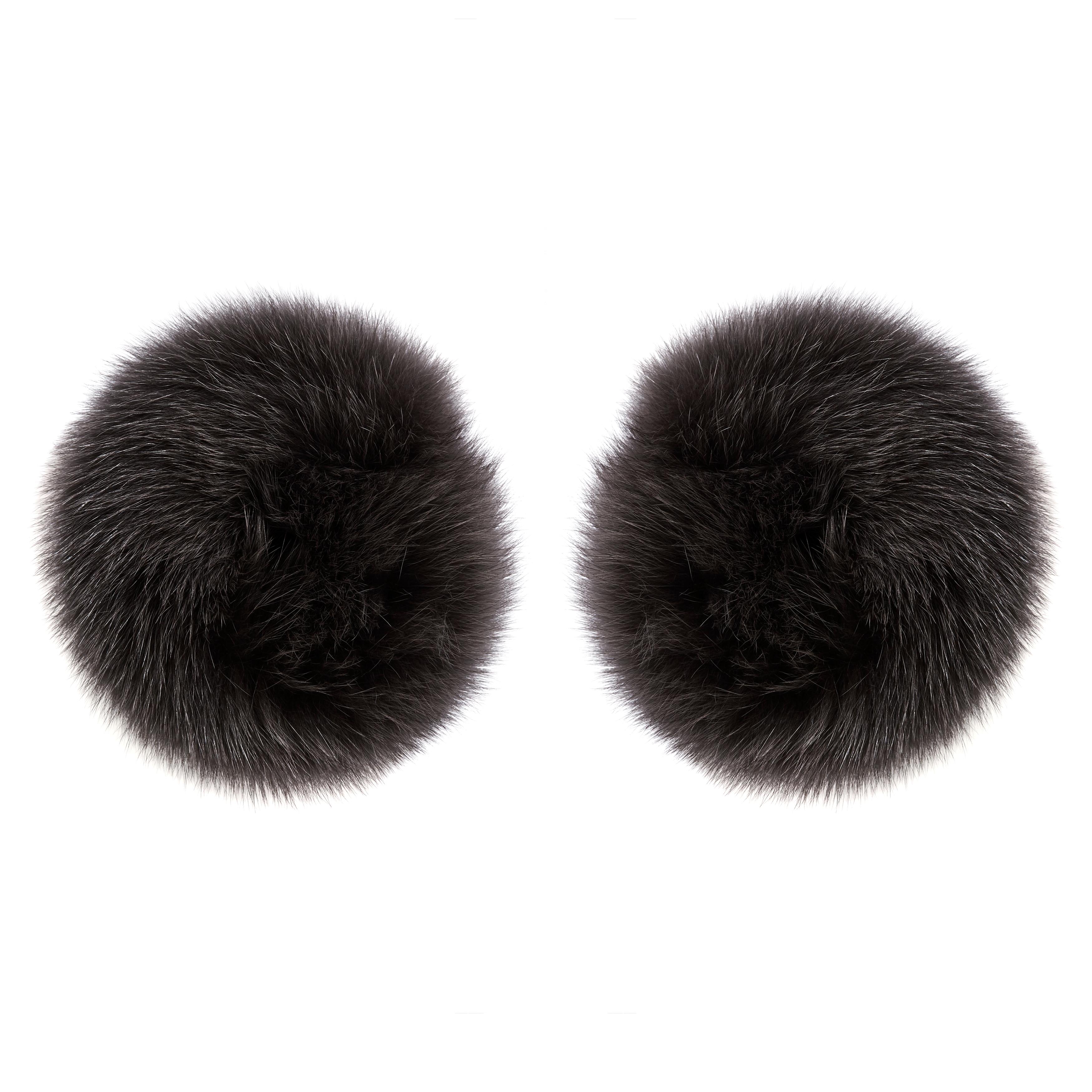 Verheyen London Snap on Fox Cuffs are the perfect accessory for winter/autumn dressing. Wear over any jumper or coat, these cuffs will jazz up any look and keep you staying cosy with style. 

Size - Double 

All fur is origin assured and ethically