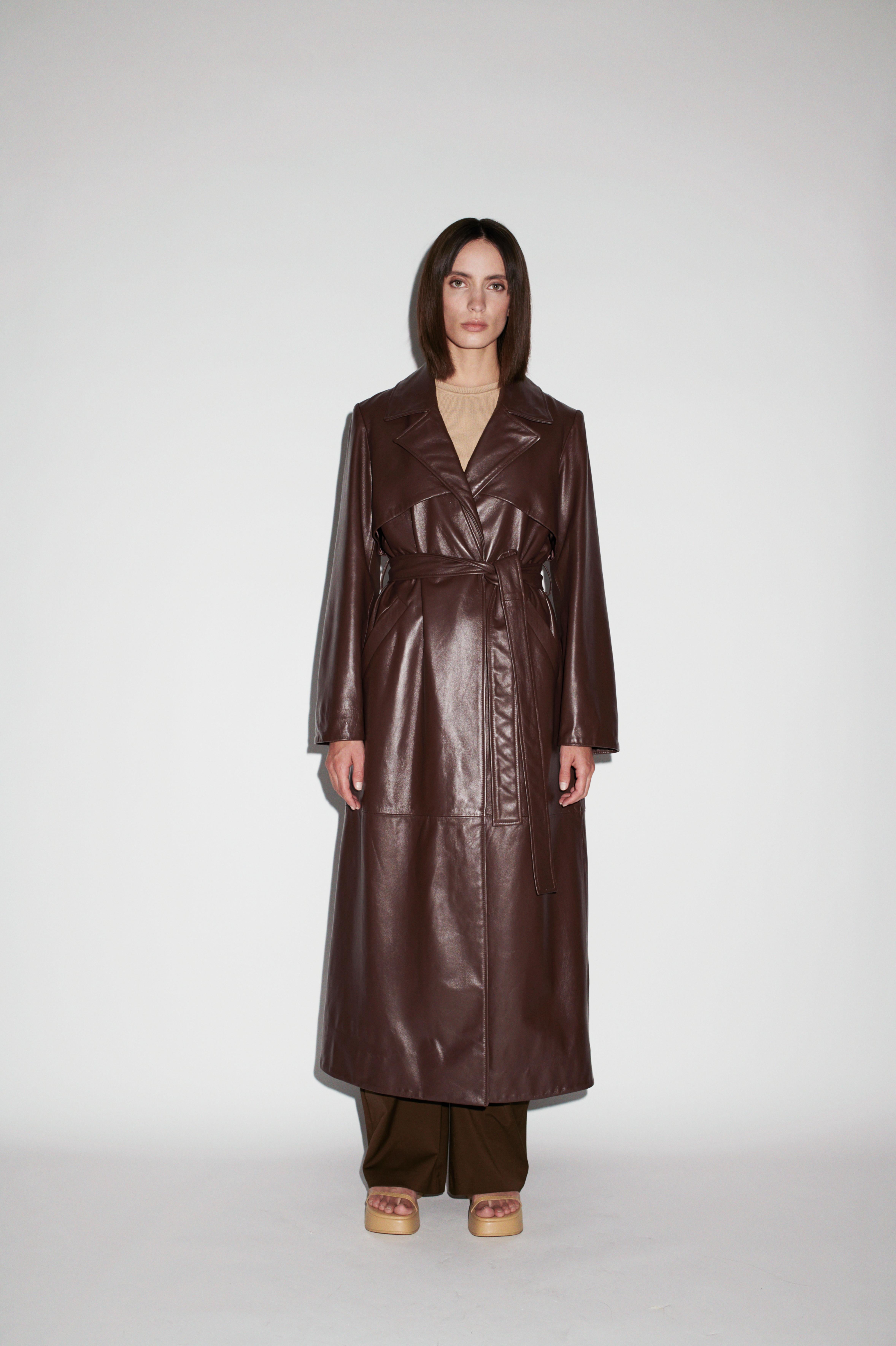 Verheyen London Leather Trench Coat in Chocolate Brown - Size uk 12

Handmade in London, made with 100% Italian Lambs Leather this luxury item is an investment piece to wear for a lifetime.  This piece is made by artisans in London, expert artisans