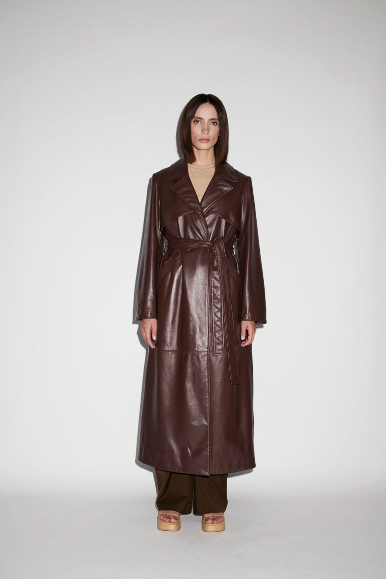 Verheyen London Leather Trench Coat in Chocolate Brown - Size uk 14

Handmade in London, made with 100% Italian Lambs Leather this luxury item is an investment piece to wear for a lifetime.  This piece is made by artisans in London, expert artisans
