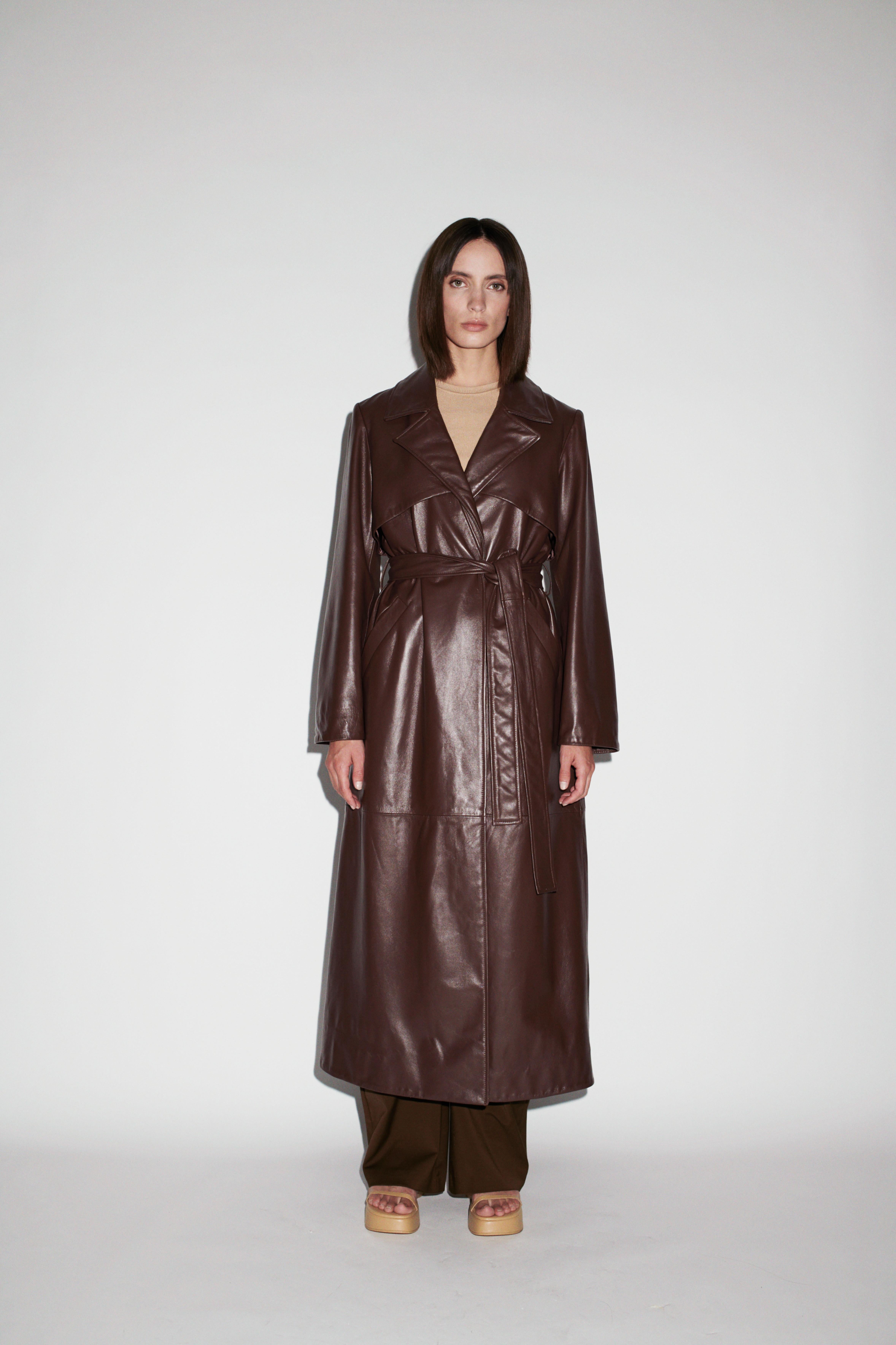 Trenca de piel Verheyen London en marrón chocolate - Talla uk 14

Hecho a mano en Londres, fabricado con piel de cordero 100% italiana, este artículo de lujo es una pieza de inversión para llevar toda la vida.  Esta pieza está hecha por artesanos de