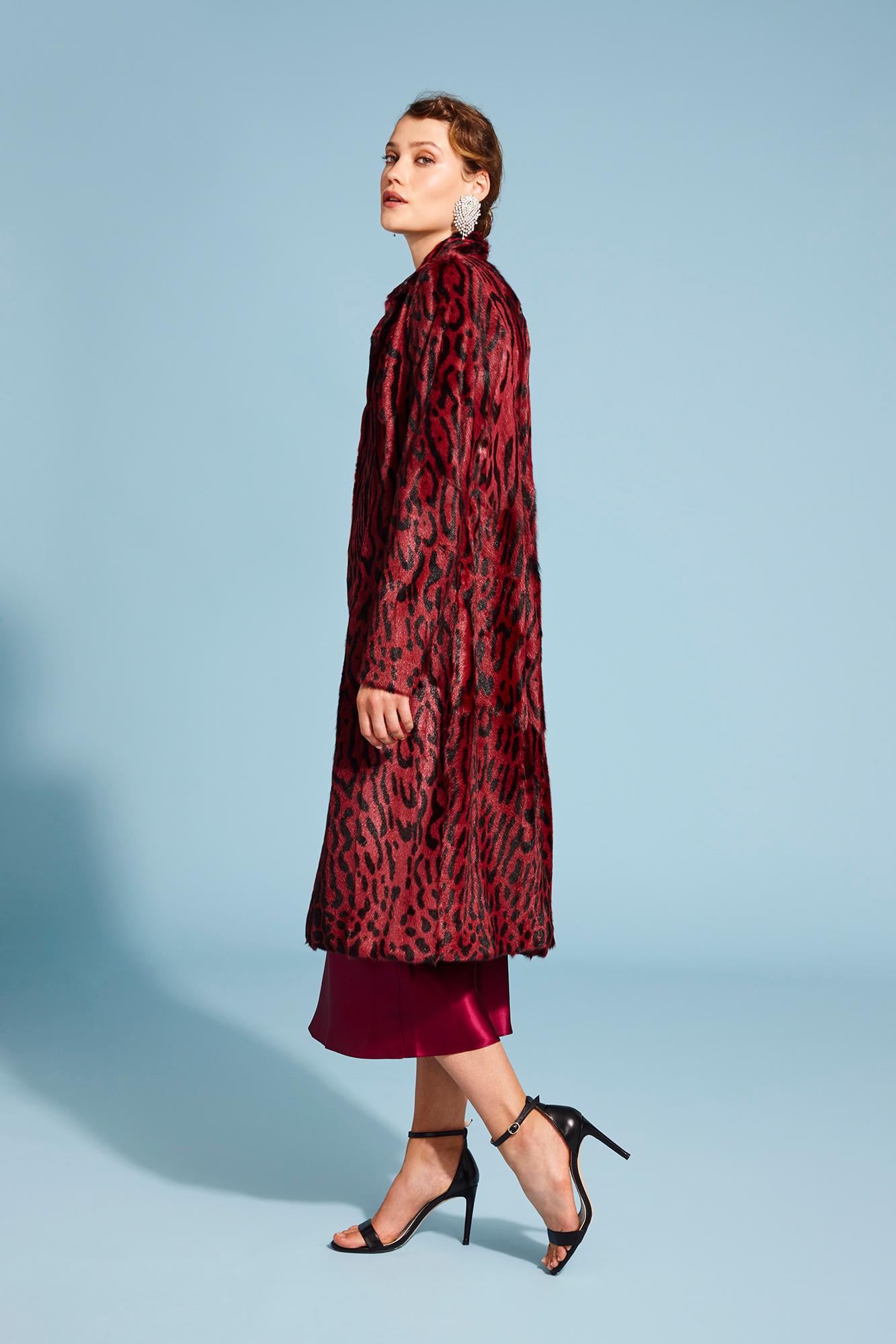 Verheyen London Manteau long imprimé léopard en fourrure de chèvre rouge rubis en vente 6