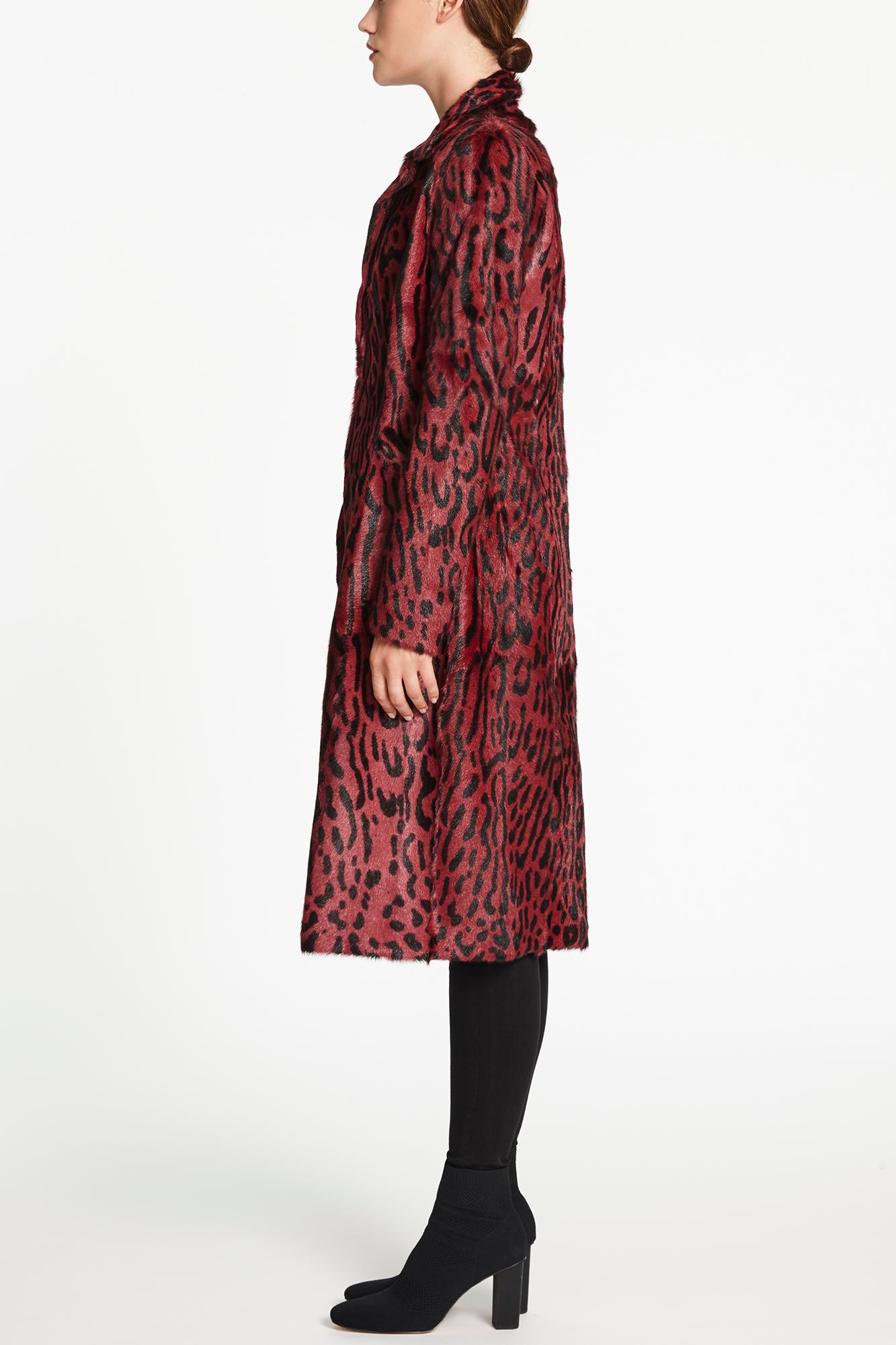 Verheyen London Manteau long imprimé léopard en fourrure de chèvre rouge rubis en vente 1