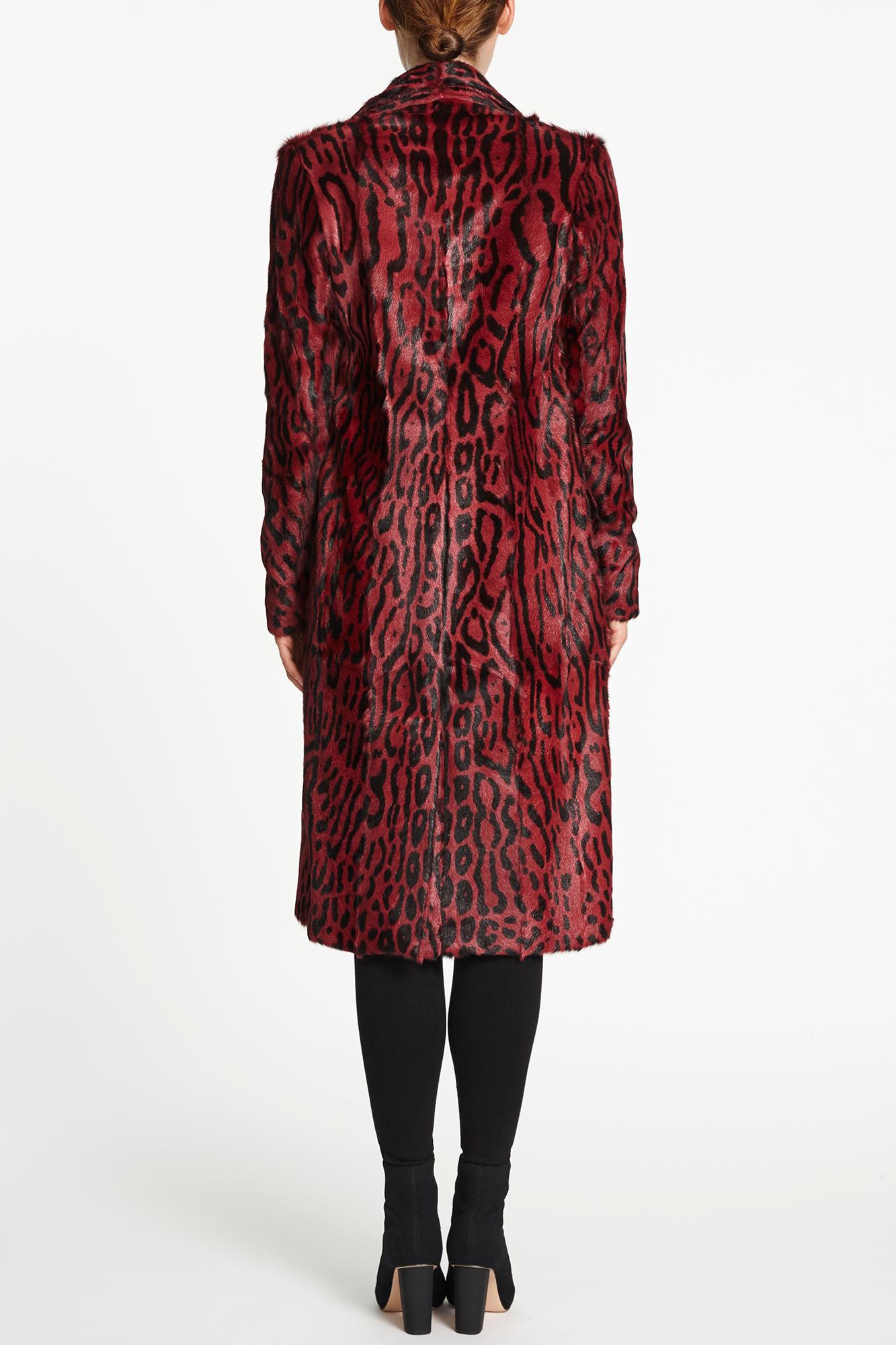 Verheyen London Manteau long imprimé léopard en fourrure de chèvre rouge rubis en vente 2