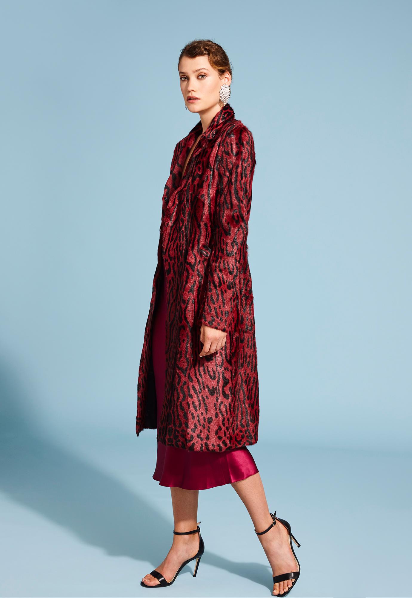 Verheyen London Manteau long imprimé léopard en fourrure de chèvre rouge rubis en vente 3