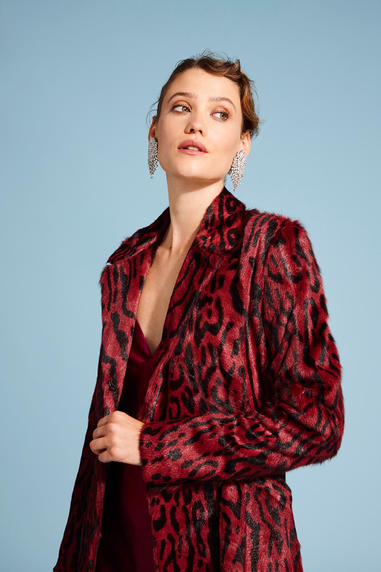 Verheyen London Manteau long imprimé léopard en fourrure de chèvre rouge rubis en vente 5
