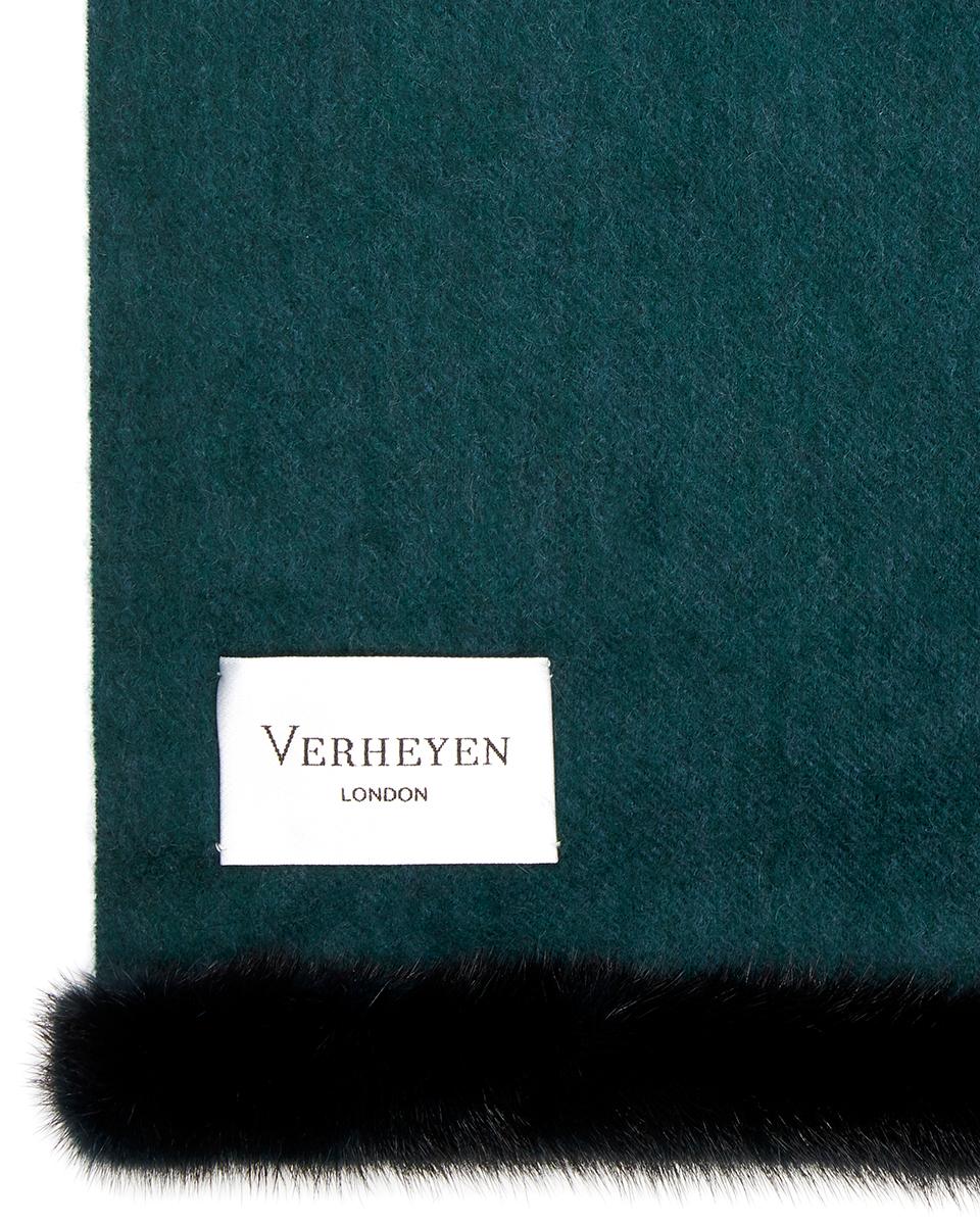 Verheyen London - Écharpe châle en cachemire garnie de fourrure de vison vert forêt 

Le châle de Verheyen London est filé à partir du cachemire écossais tissé le plus fin et fini avec le vison teint le plus exquis. Sa chaleur vous enveloppe de