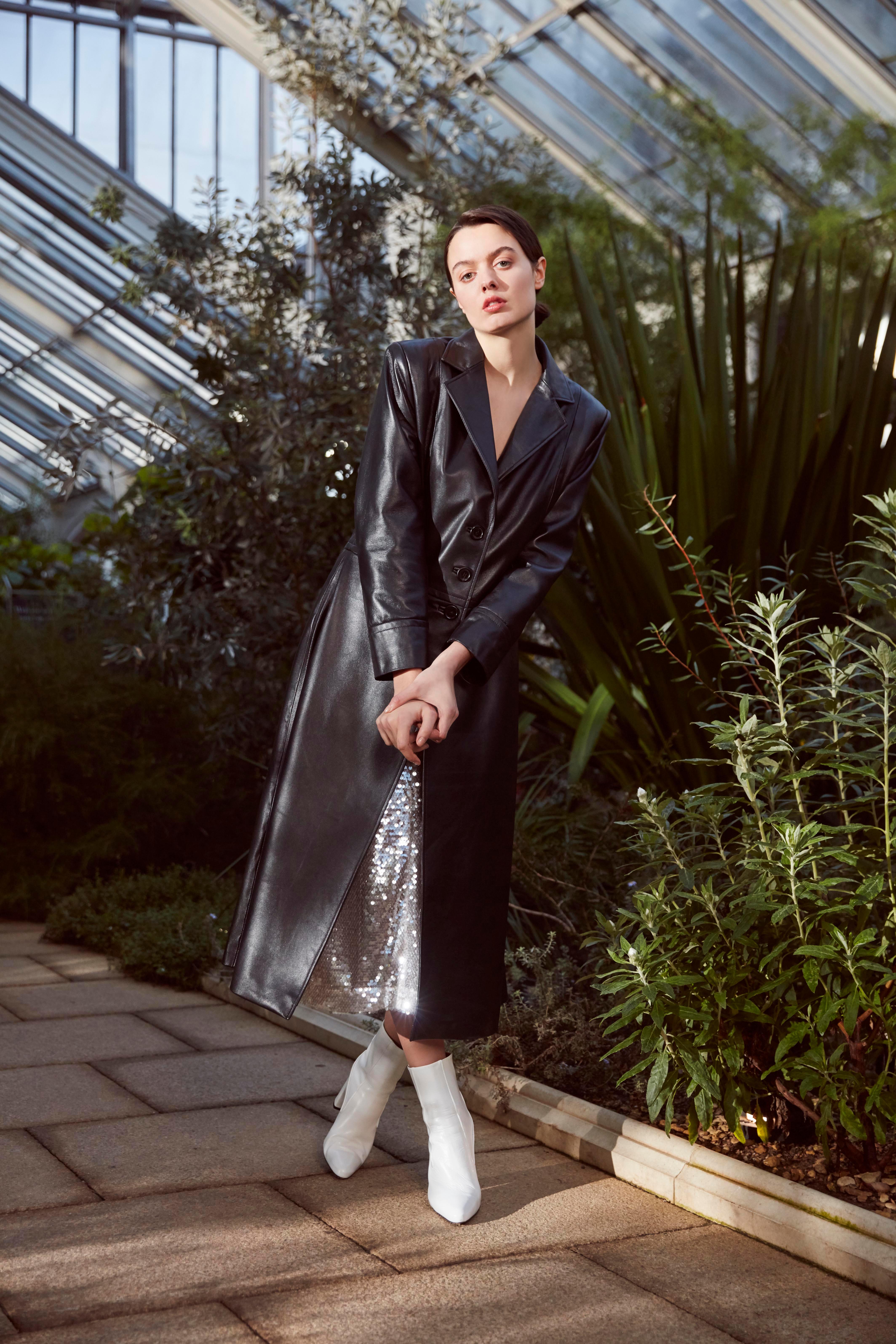 Verheyen London Oversize 70's Leather Trench Coat in Black 

The Oversize 70s Leather Trench coat by Verheyen London is a romantic design inspired by the 1970s and Edwardian Era of Fashion yet with a relaxed oversized cut.  With structured shoulders
