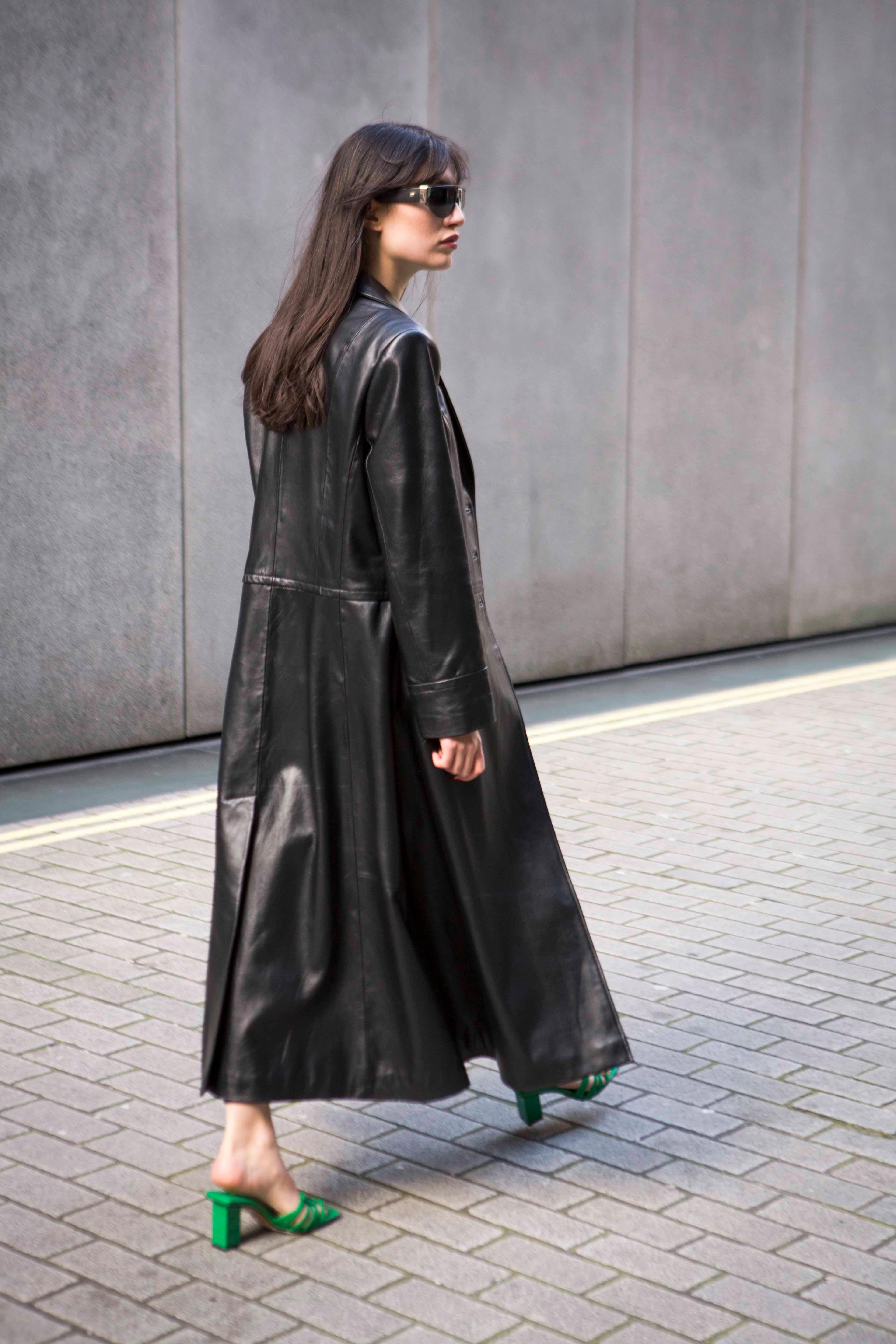 Women's Verheyen London Oversize 70's Leather Trench Coat in Black - Size uk 12 For Sale