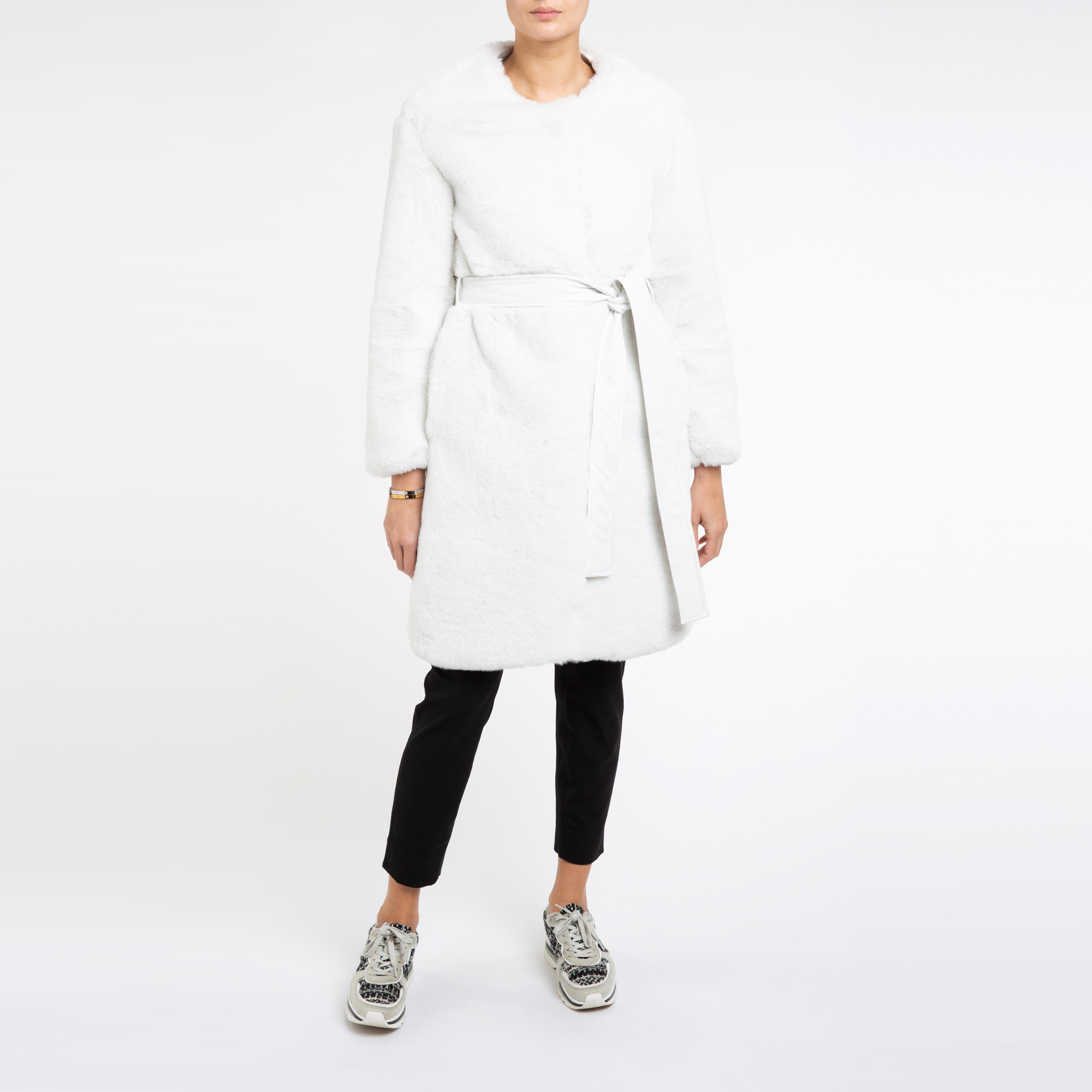 Serena de Verheyen London  Manteau en fausse fourrure sans col en blanc - Taille 10

Fabriqué à la main à Londres, avec la meilleure qualité de fausse fourrure sur le marché - vous ne sauriez même pas qu'il s'agit d'une fausse fourrure, tellement