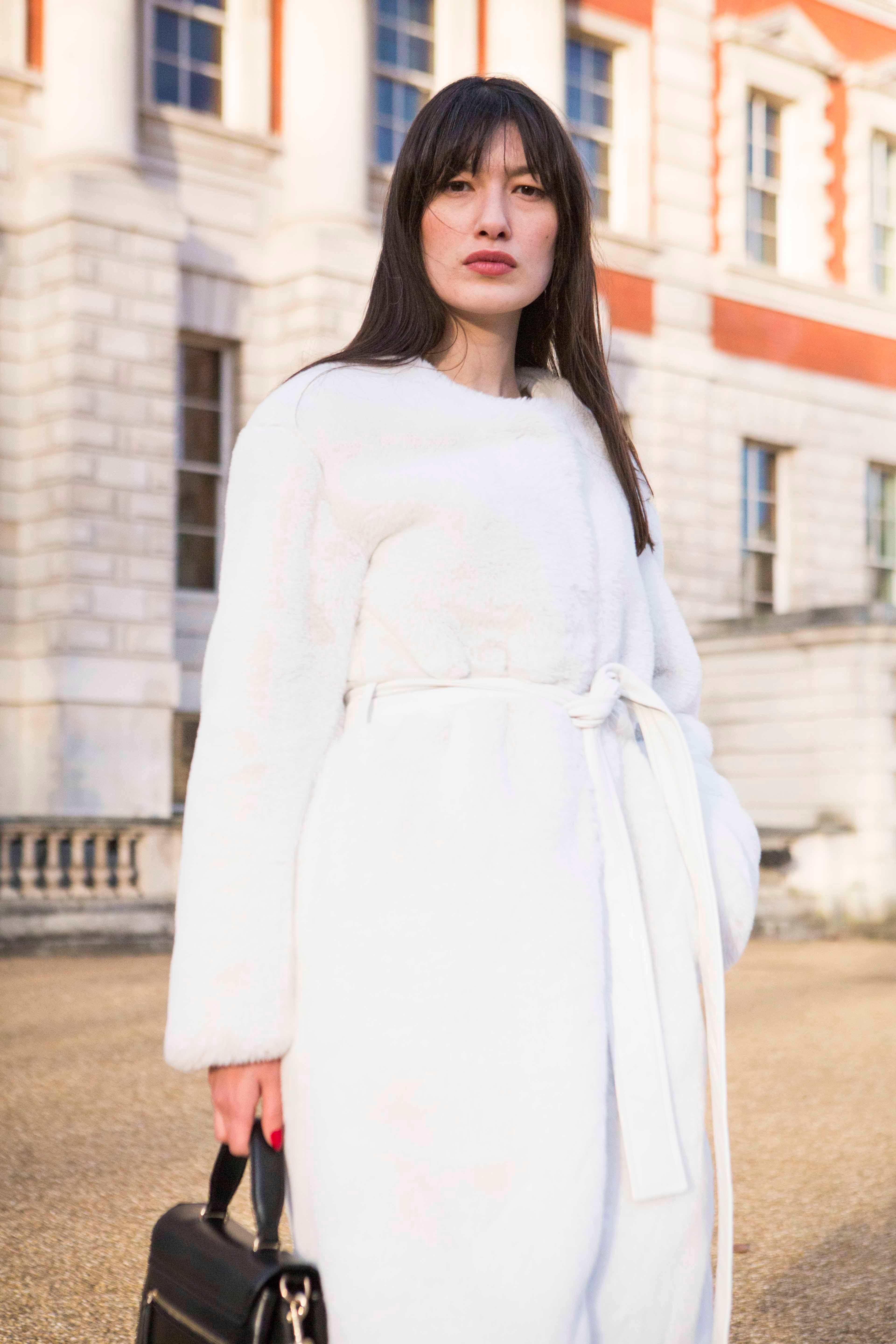 Serena de Verheyen London  Manteau sans col en fausse fourrure blanc - Taille uk 10 en vente 4