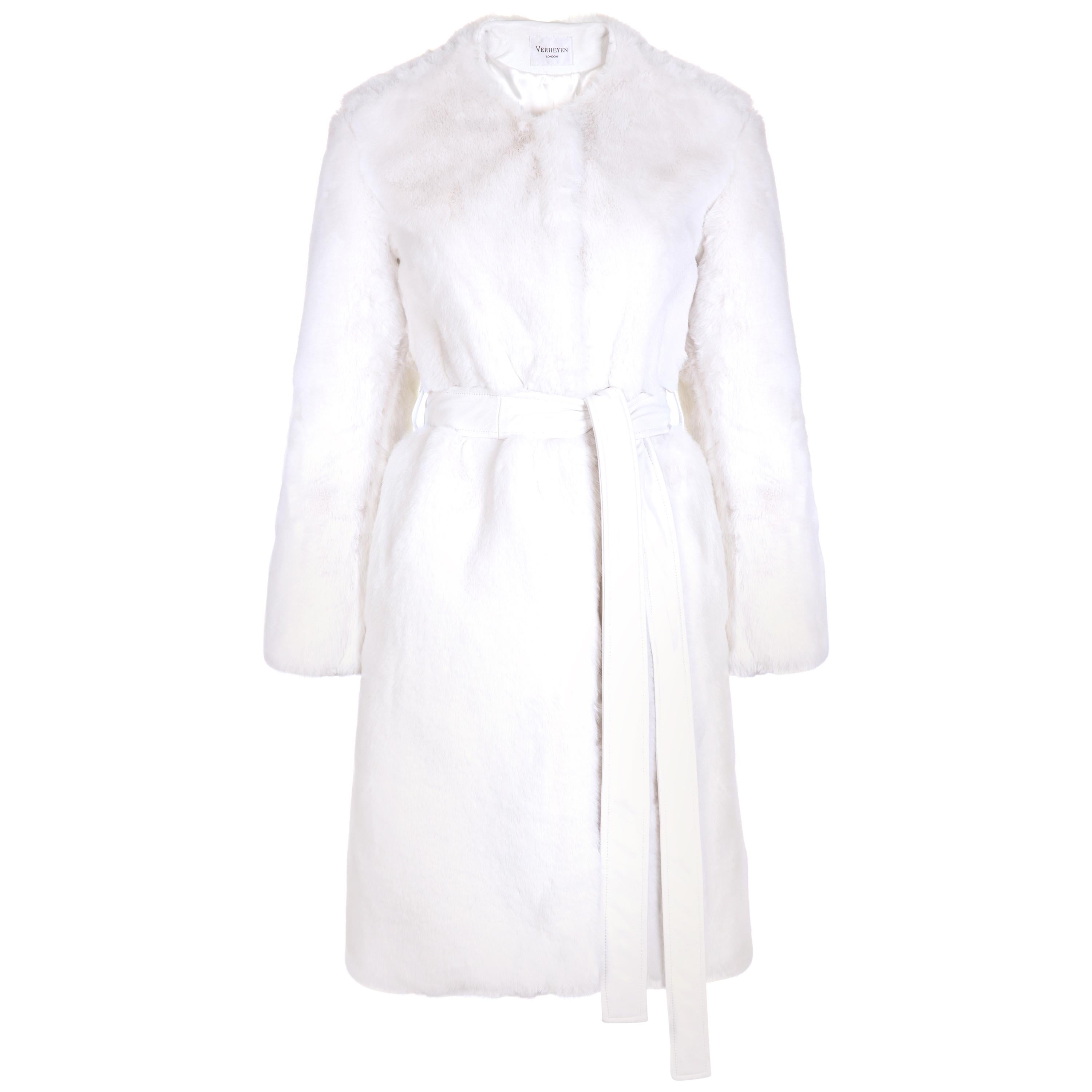 Serena de Verheyen London  Manteau en fausse fourrure sans col en blanc - Taille 12 en vente