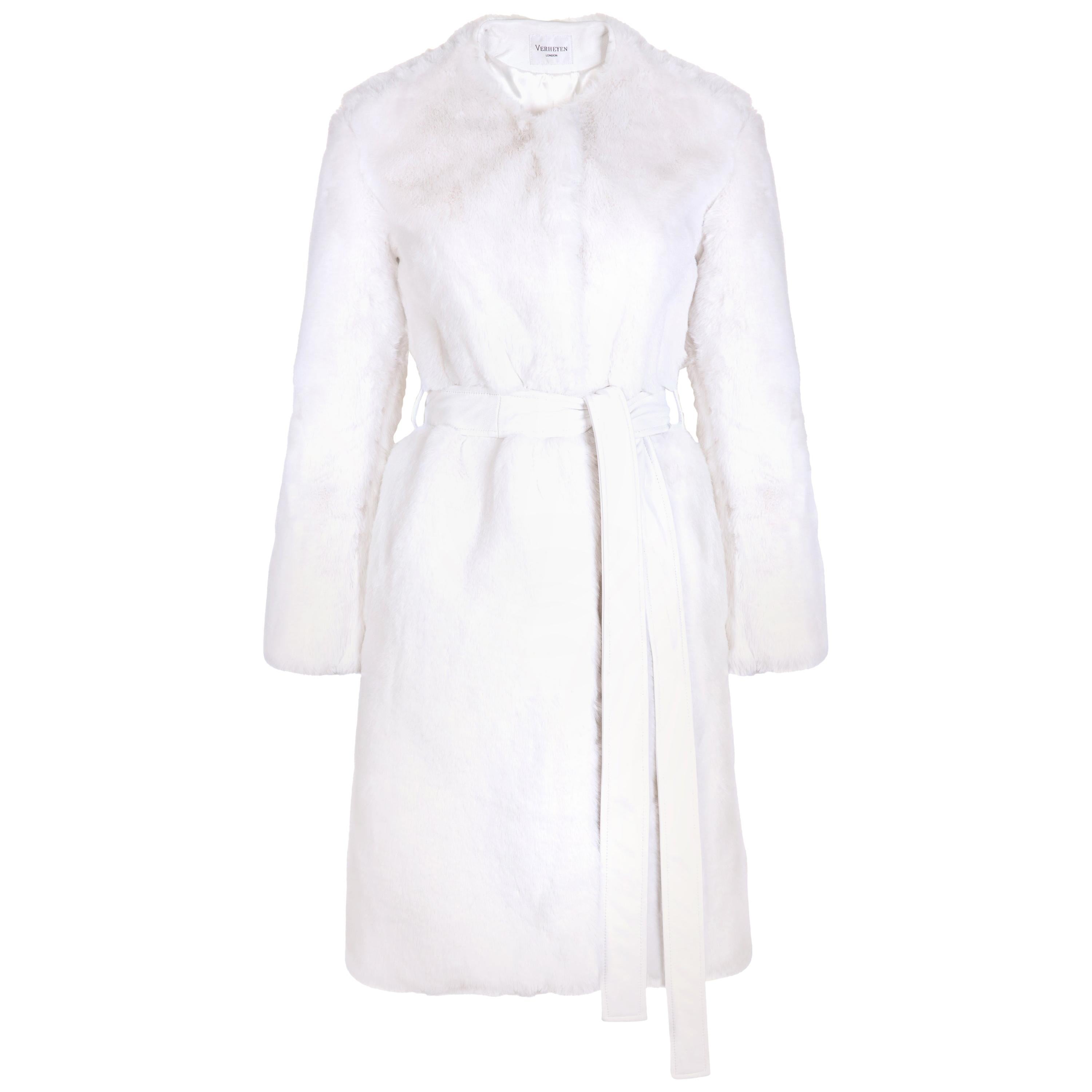 Serena de Verheyen London  Manteau en fausse fourrure sans col en blanc - Taille 12 en vente