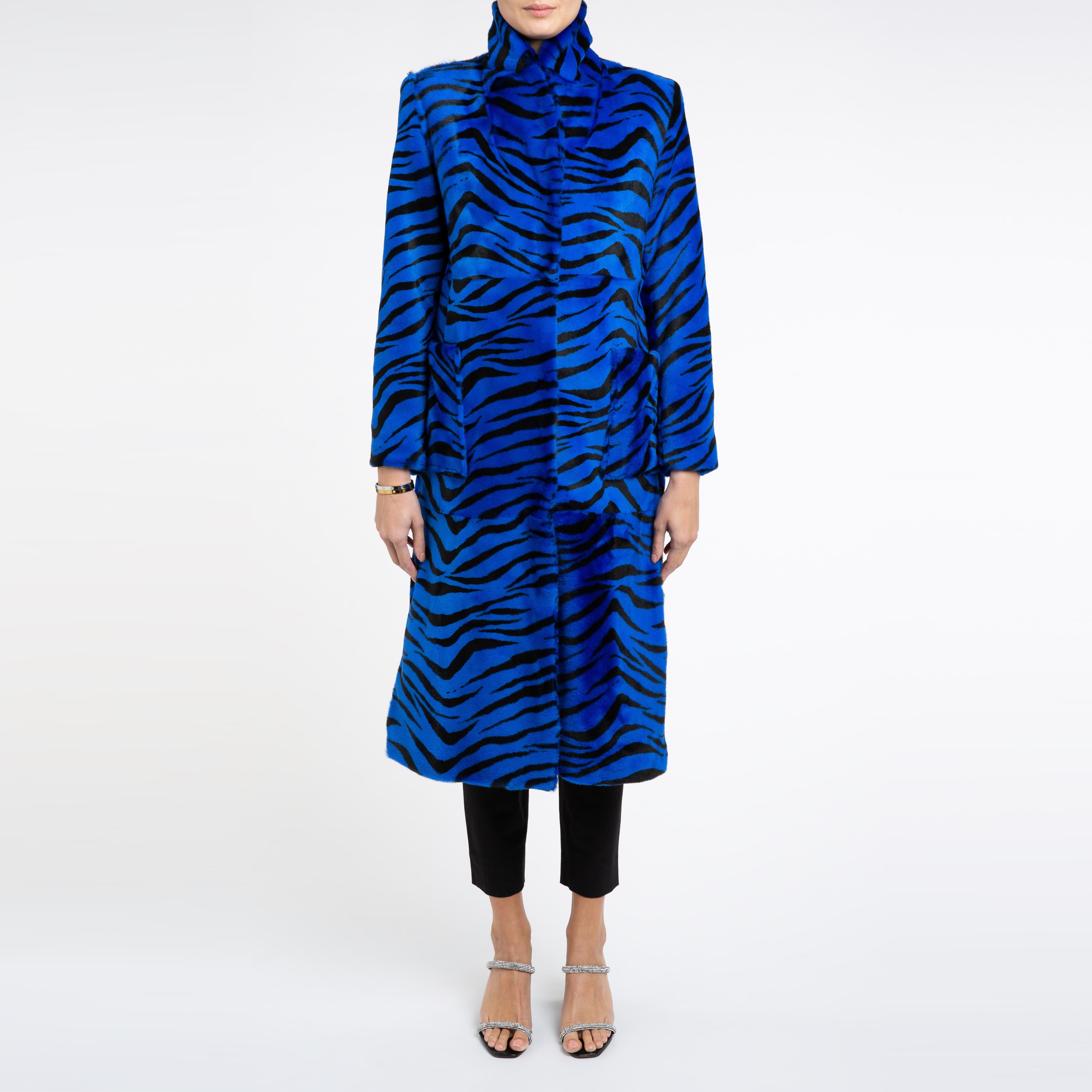 Verheyen London Shearling Mantel in Blau Zebra Print Größe uk 8-10

Ein Mantel, den Sie sowohl zu Jeans als auch zu einem Kleid tragen können und der Sie in der kalten Jahreszeit warm hält. 
Dieses Longline-Design ist schmeichelhaft und lässt sich