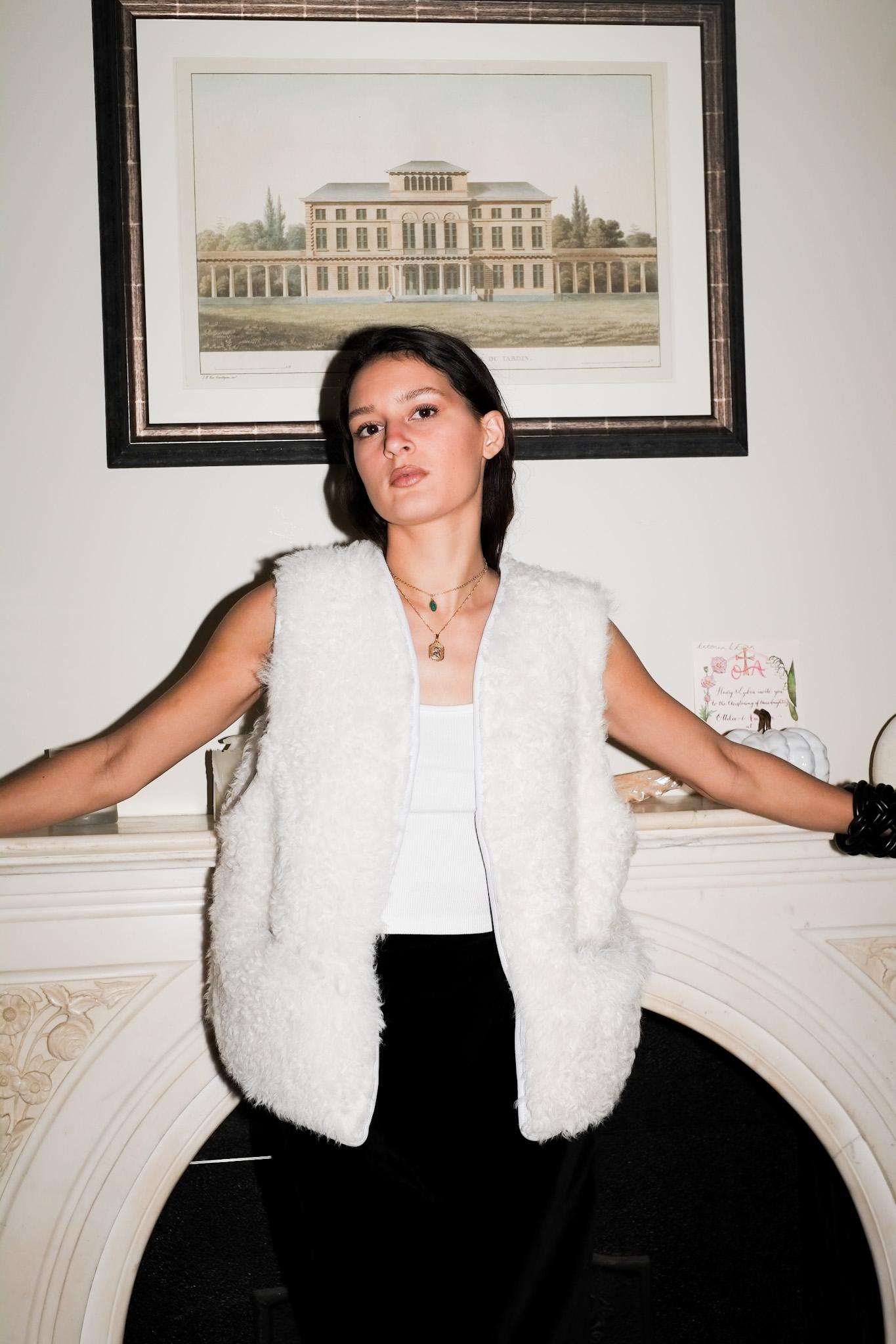Verheyen London Shearling Gilet in White - Size uk 8-14

Handmade in London, made with lamb merino shearling this luxury item is an investment piece to wear for a lifetime.  One side is leather and one side is merino shearling. Ideal for wearing