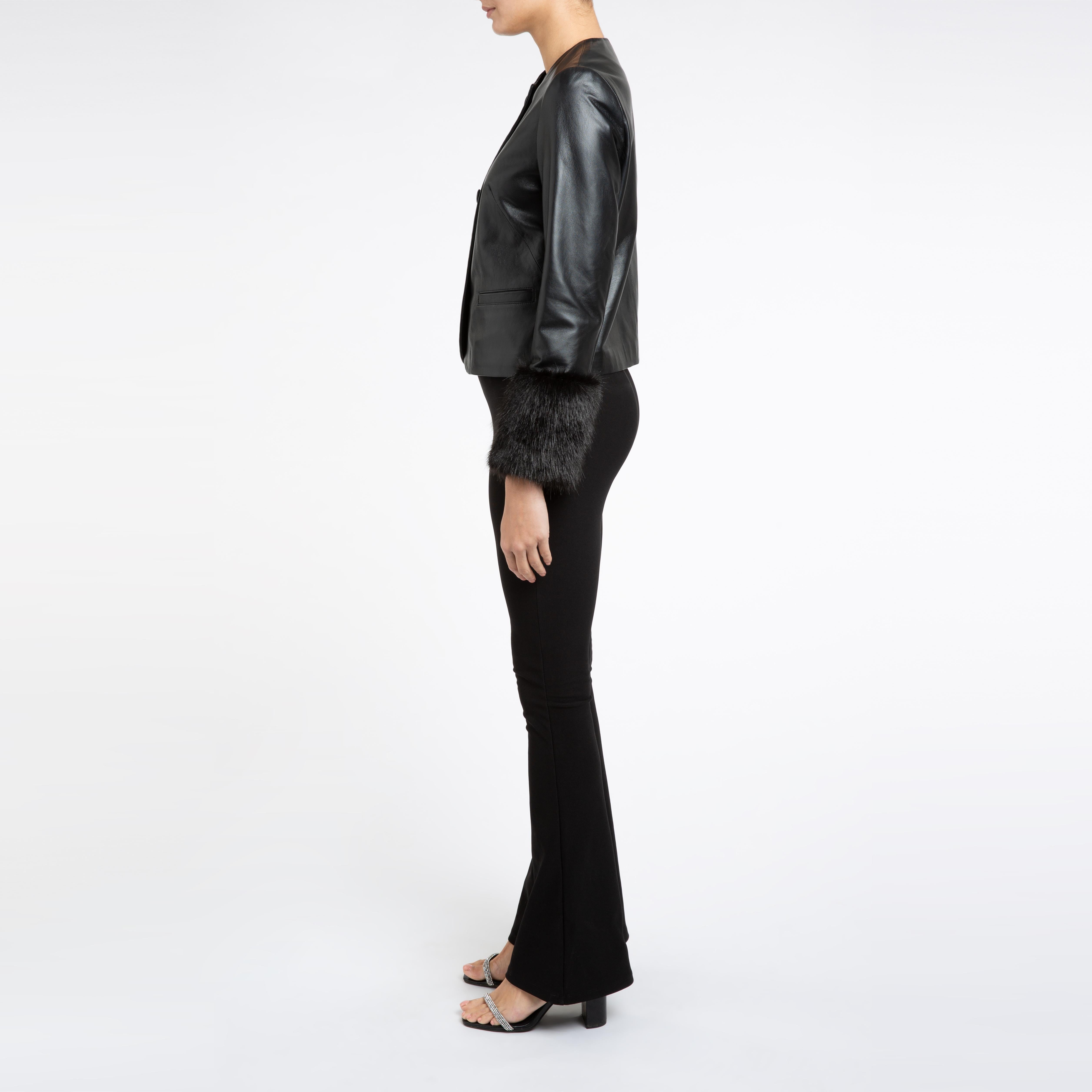 Gekürzte Vita-Jacke aus schwarzem Leder mit Kunstpelz - Größe uk 6 im Zustand „Neu“ im Angebot in London, GB