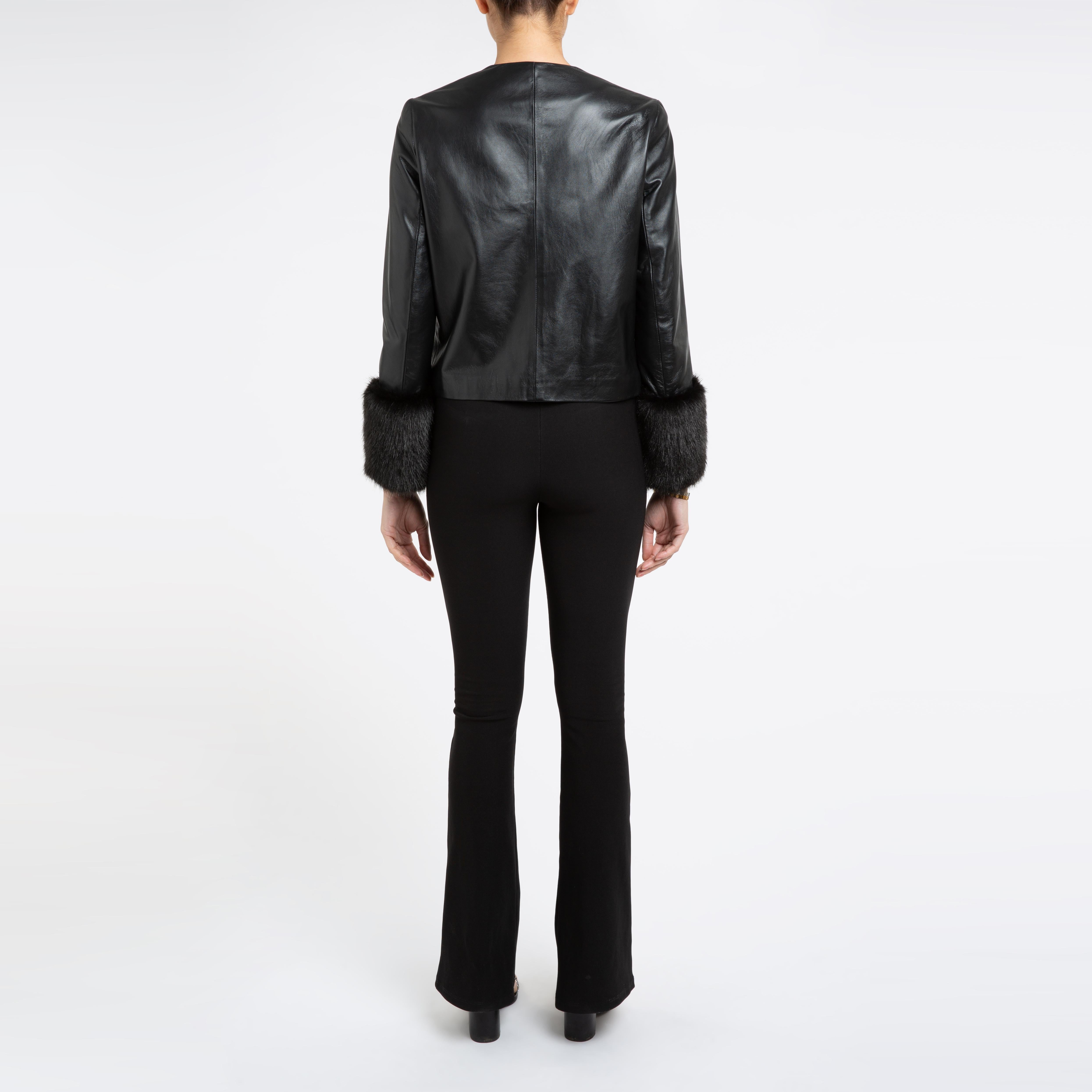 Gekürzte Vita-Jacke aus schwarzem Leder mit Kunstpelz - Größe uk 6 Damen im Angebot