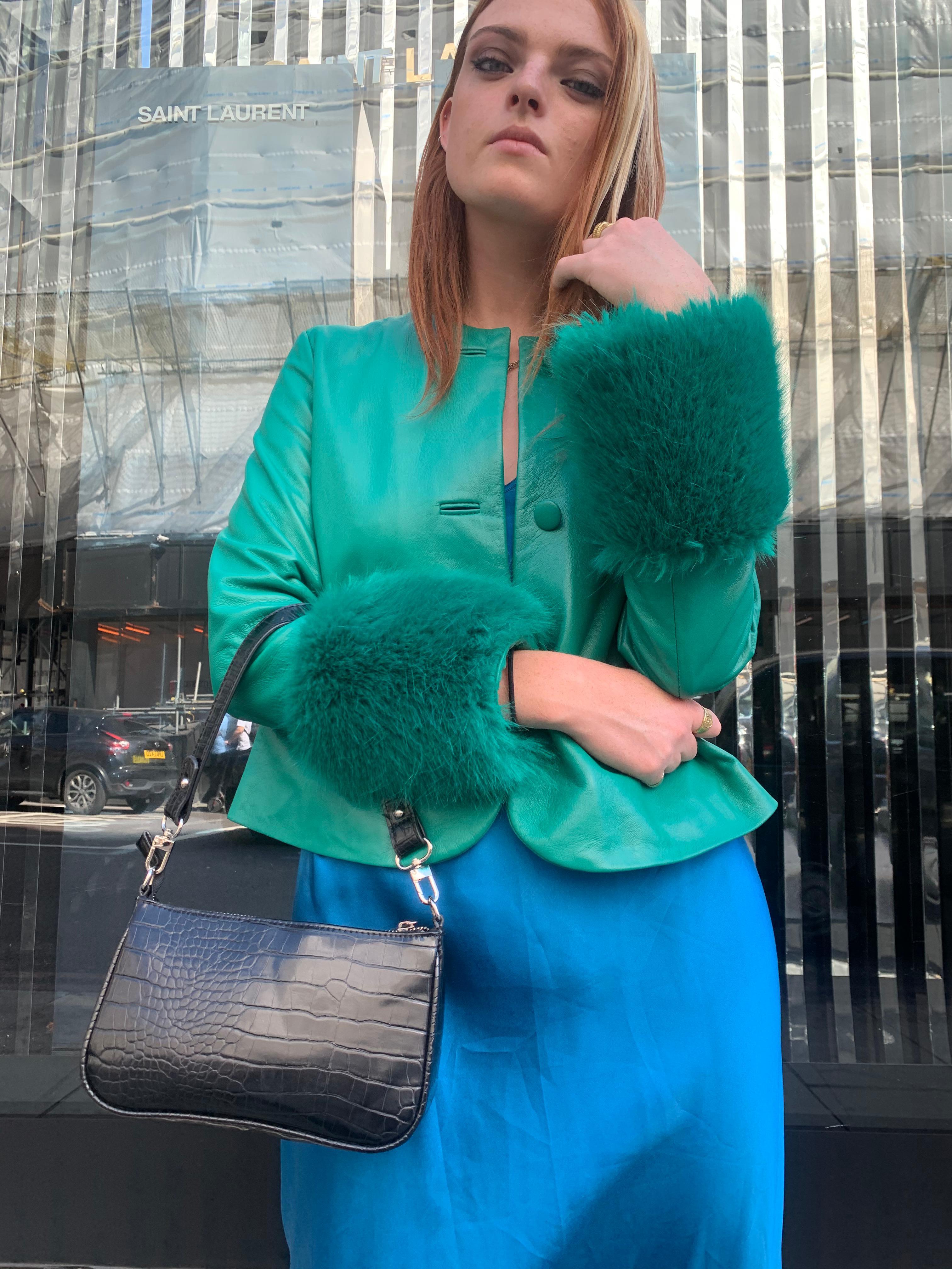 Verheyen Vita Cropped Jacket aus smaragdgrünem Leder mit Kunstpelz - Größe de 12

Handgefertigt in London, aus 100% italienischem Lammleder und hochwertigem Kunstpelz, ist dieser Luxusartikel eine Investition fürs Leben.  Dieses Stück wird von
