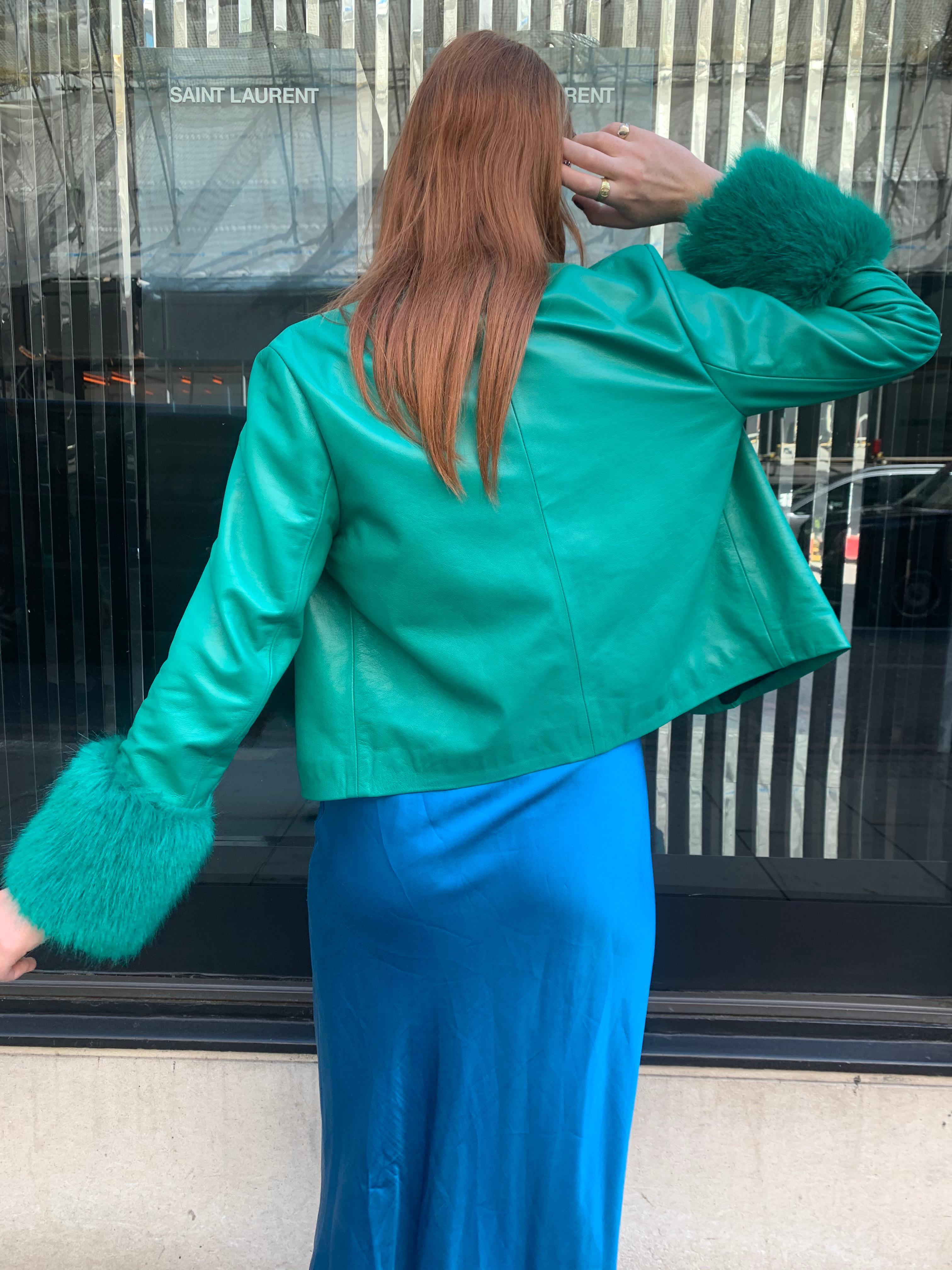 Gekürzte Vita-Jacke aus smaragdgrünem Leder mit Kunstpelz - Größe uk 12 (Grün) im Angebot