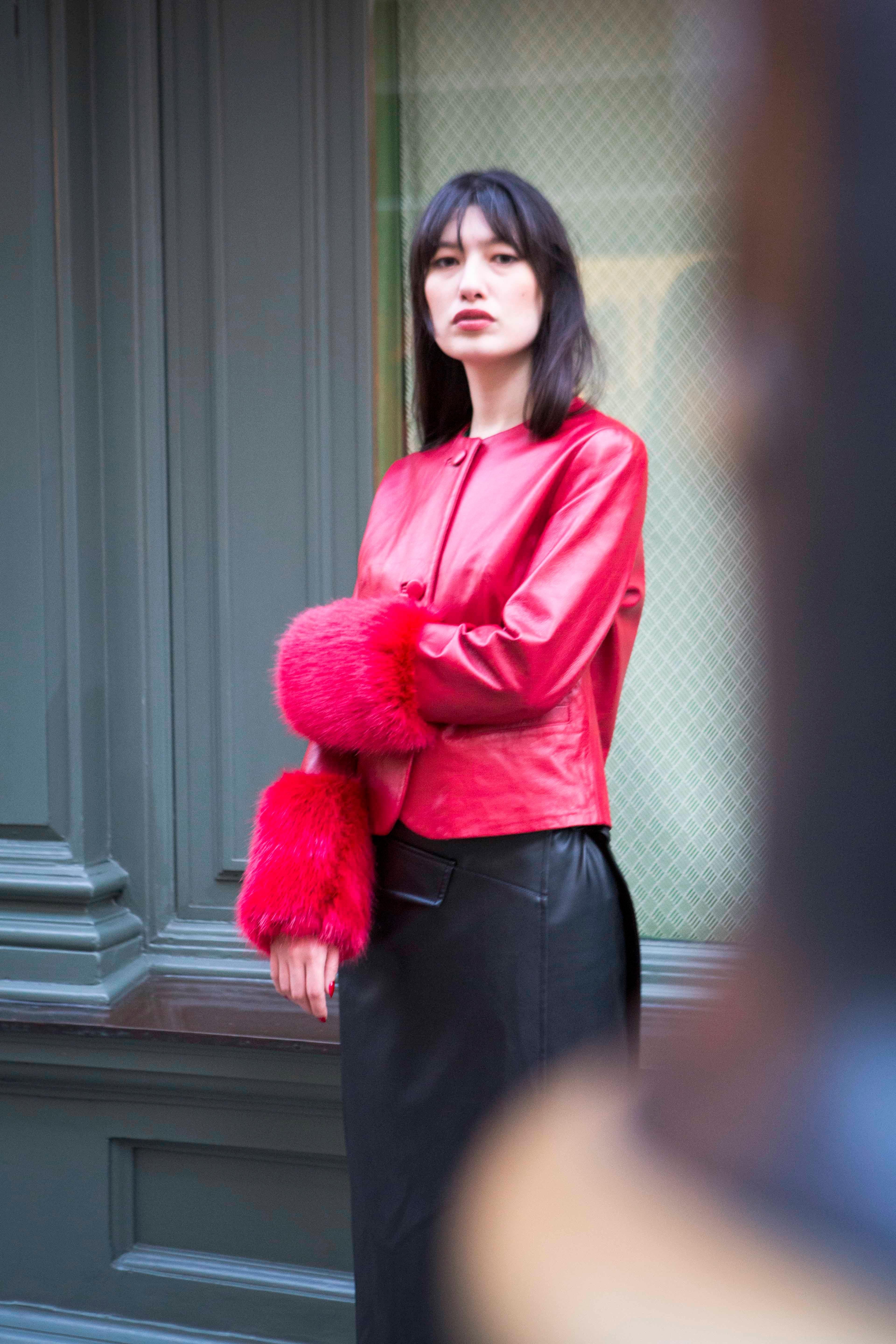 Verheyen Vita Cropped Jacket aus rotem Leder mit Kunstpelz - Größe de 12

Handgefertigt in London, aus 100% italienischem Lammleder und hochwertigem Kunstpelz, ist dieser Luxusartikel eine Investition fürs Leben.  Dieses Stück wird von