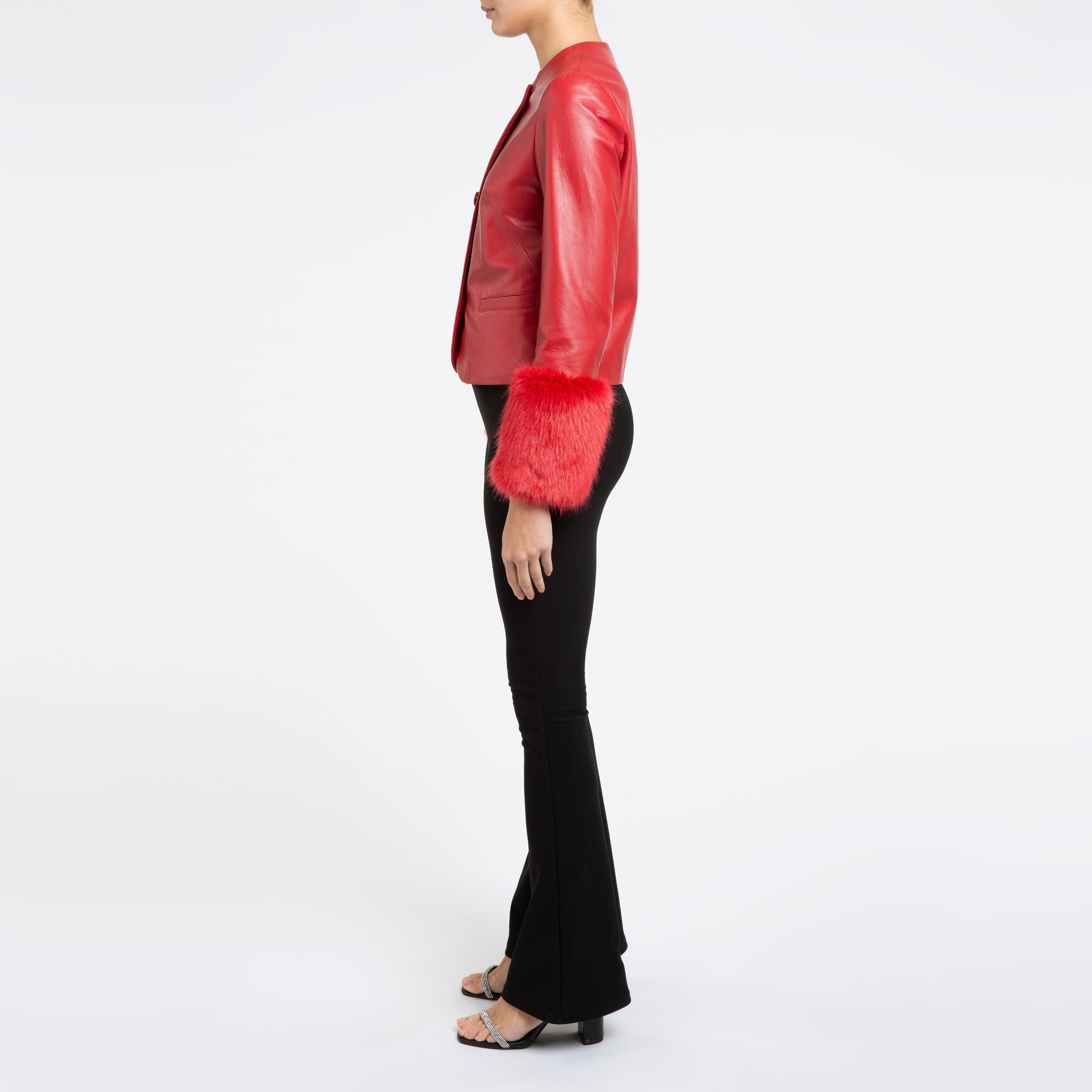 Gekürzte Vita-Jacke aus rotem Leder mit Kunstpelz - Größe uk 12 im Angebot 1