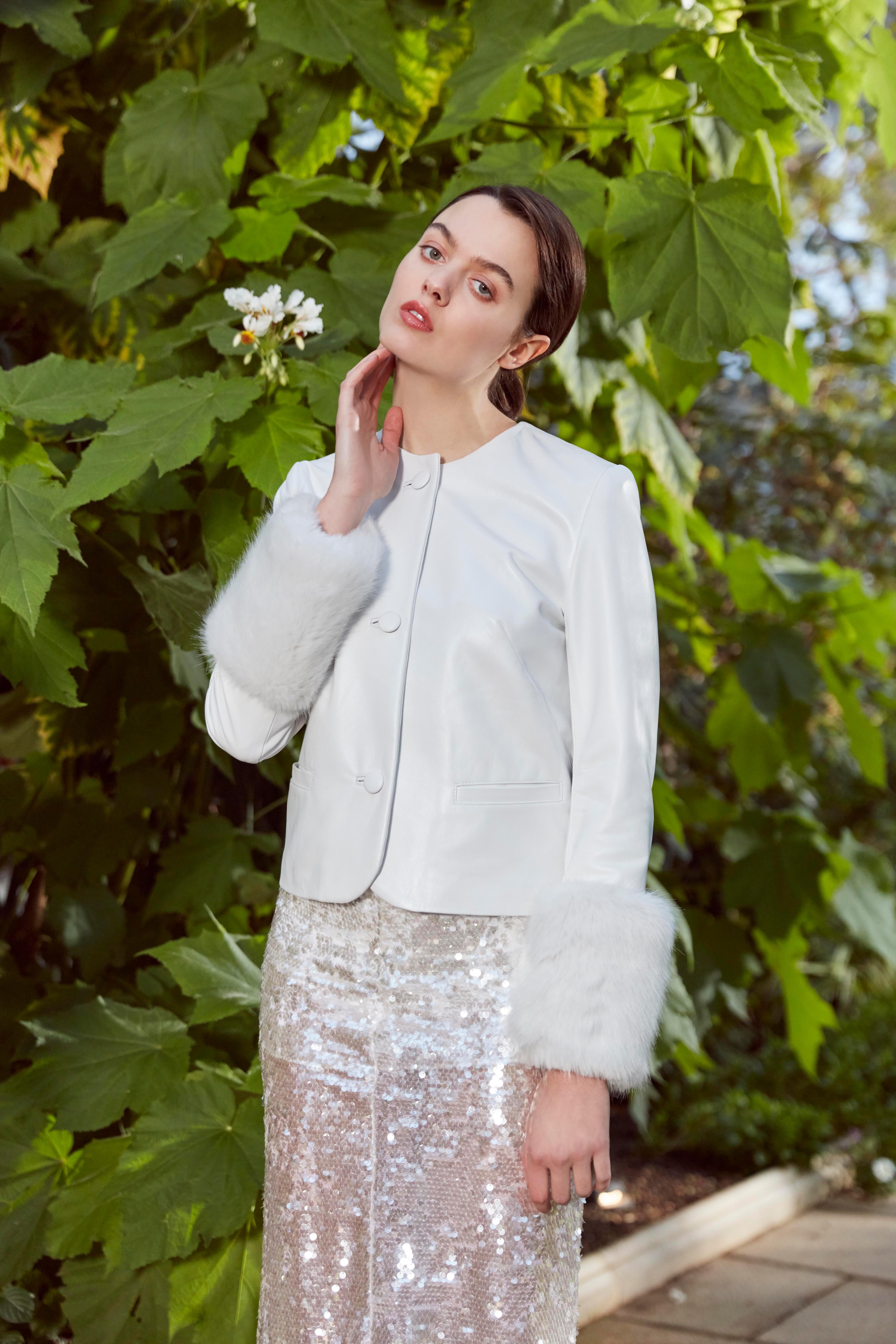 Gris Veste courte Vita Verheyen en cuir blanc avec fausse fourrure - Taille UK 10 en vente