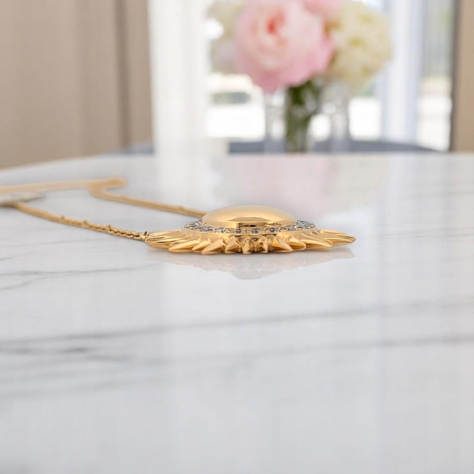 Art déco Collier pendentif soleil en veridienne, or jaune 18 carats, avec diamants ronds naturels montés sur griffes en vente