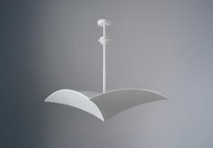 Ciondolo Veris in gesso bianco personalizzabile da 30", appeso a un'asta intonacata a mano