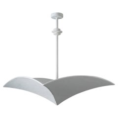 Ciondolo Veris in gesso bianco personalizzabile da 30", appeso a un'asta intonacata a mano