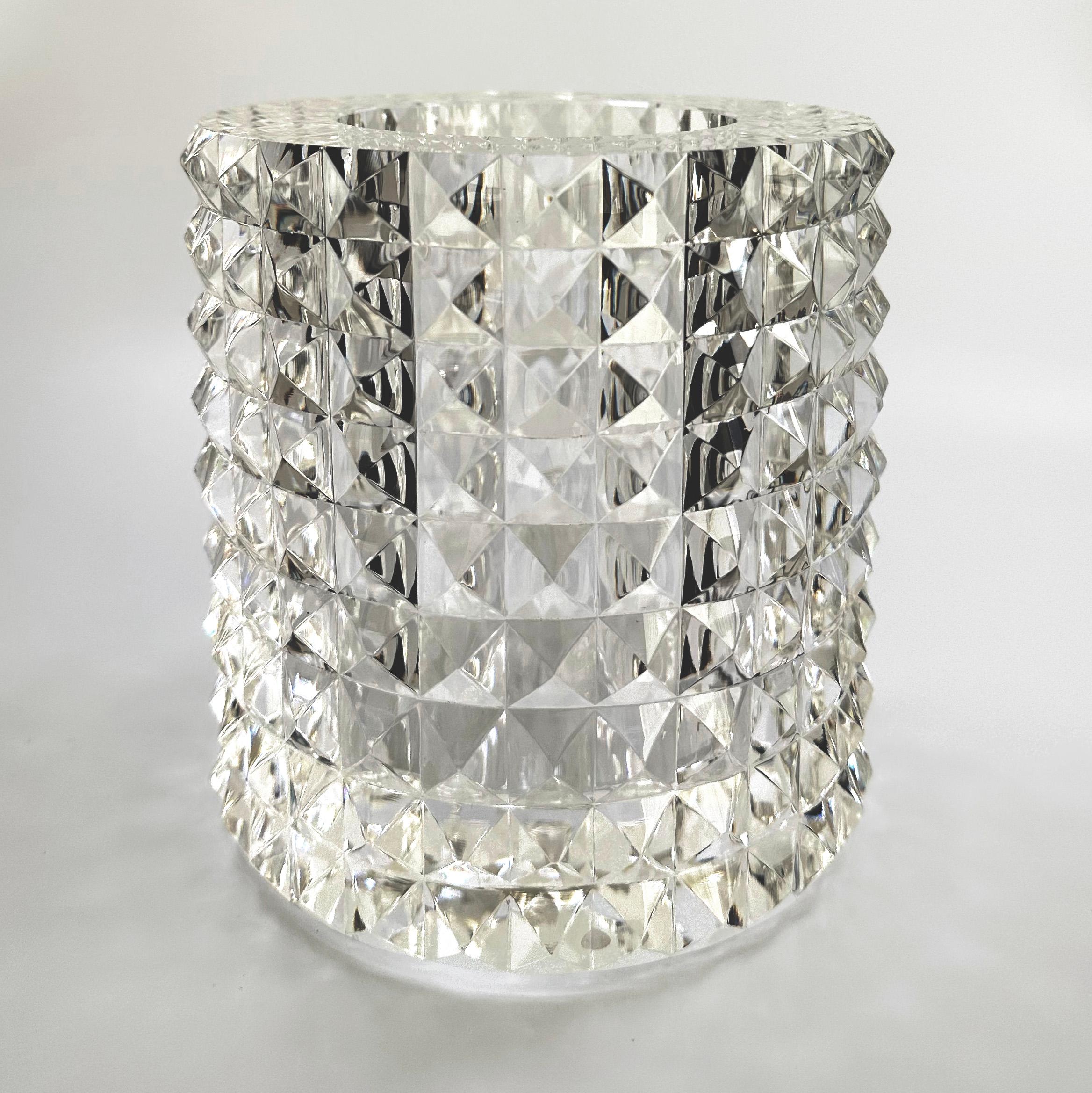 Diese bezaubernde runde Vase mit Pyramidengesicht von Veritas Home ist ein exquisites Zeugnis für modernen Luxus. Dieses 2014 gefertigte Meisterwerk aus Glas überschreitet die Grenzen des traditionellen Designs. Veritas Home, das Synonym für
