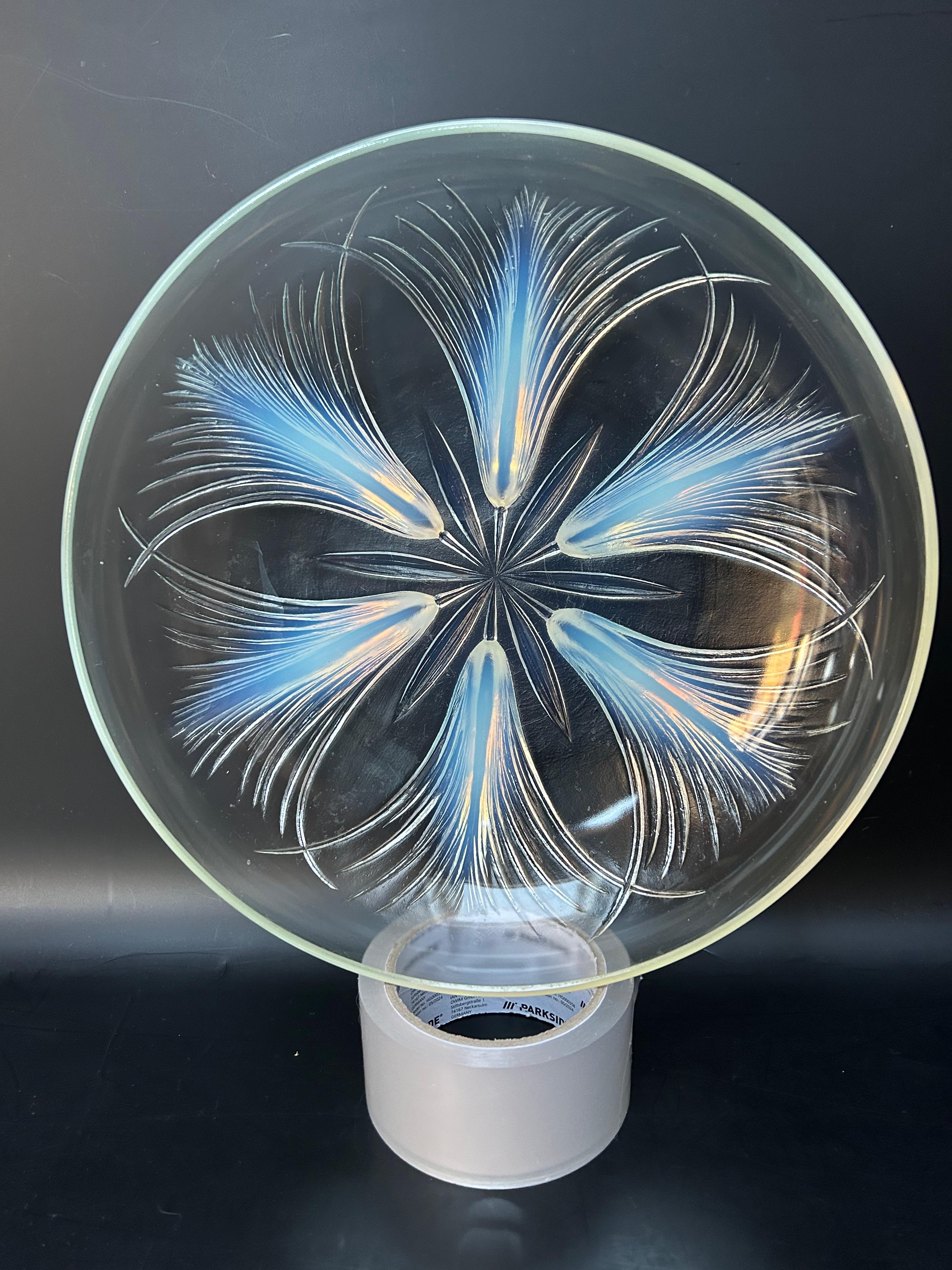 Fruttiera in vetro opalescente con decorazione a papiro.
In perfette condizioni e firmato.

Altezza: 8 cm
Diametro: 30 cm
Peso: 1.9 kg

VERLYS (1925-1946) è associato all'azienda Holophane (Verrerie des Hanots).

Si tratta di una vetreria artistica