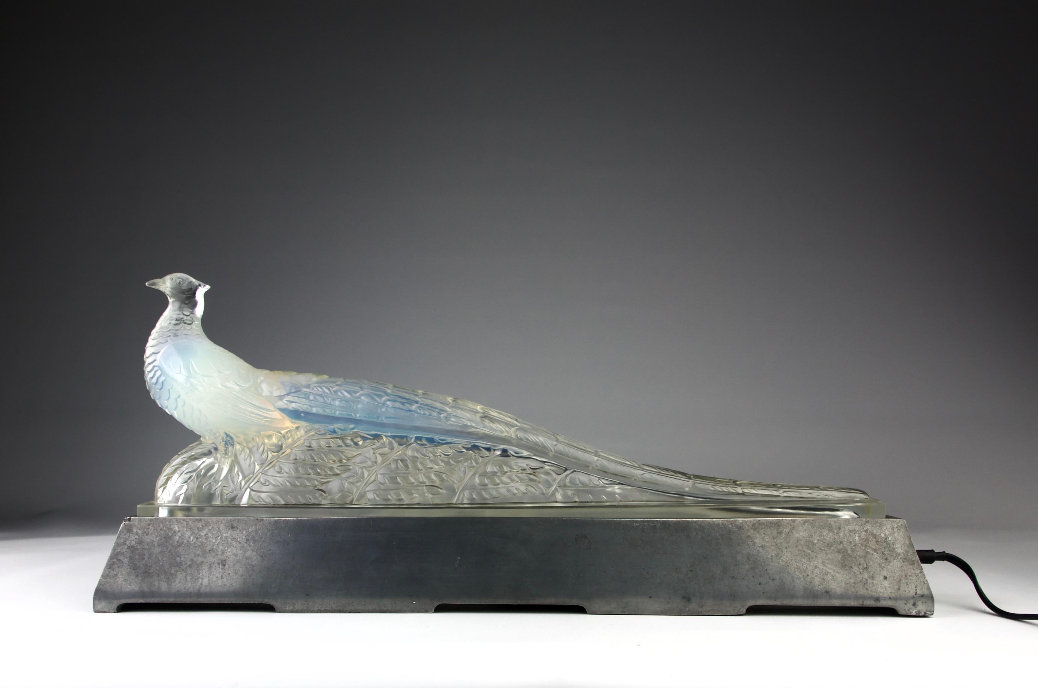 Superb opaline pressed glass Art Deco pheasant lamp by the Verlys manufacture, 1920s Art Deco France.

Dimensions in cm ( H x L x l ) : 20.5 x 46 x 9.5

VERLYS (1925-1946) is associated with the Holophane company (glassworks of Les Andelys -