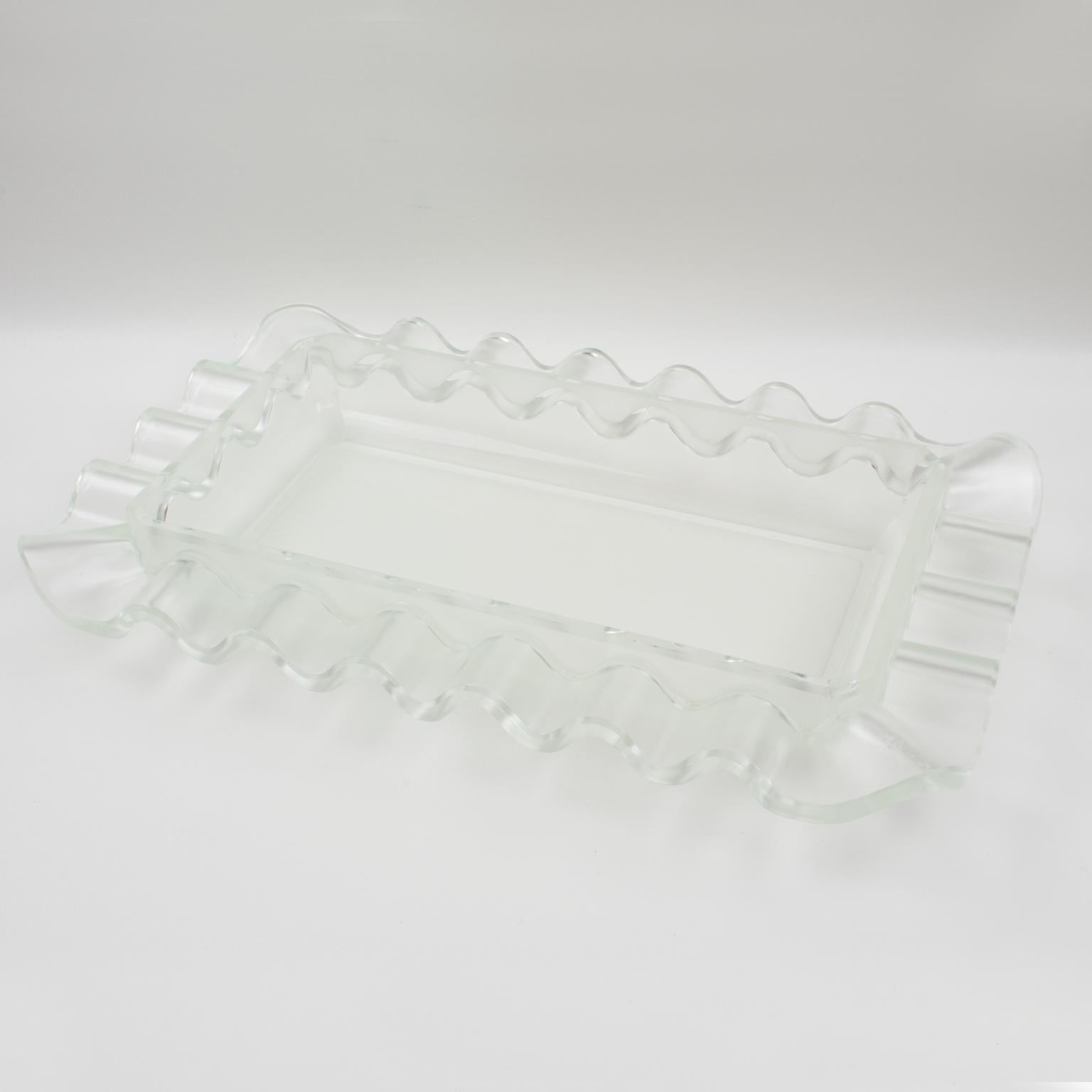 Cette exquise coupe de centre de table Art déco fabriquée par Verlys, France, présente un étonnant motif givré avec un dessin géométrique ondulé. Produit par Les Verreries d'Art Verlys & des Hanots - S.A. Holophane, Paris, ce grand bol en verre
