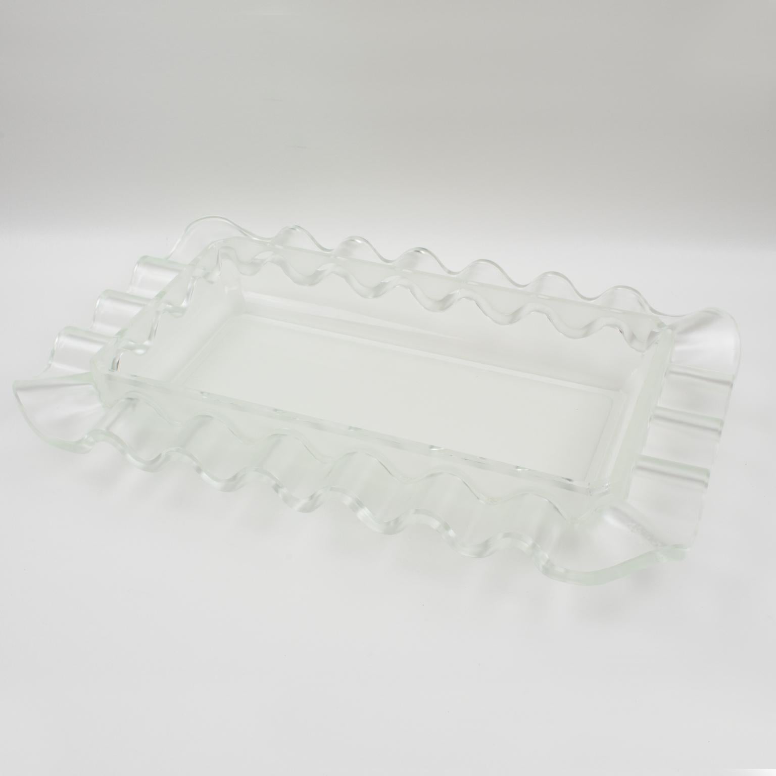 Questa squisita ciotola da centrotavola Art Deco, realizzata da Verlys, in Francia, presenta uno splendido motivo smerigliato con un disegno geometrico ondulato. Il pezzo è stato realizzato in Francia intorno al 1930. Prodotto da Les Verreries d'Art