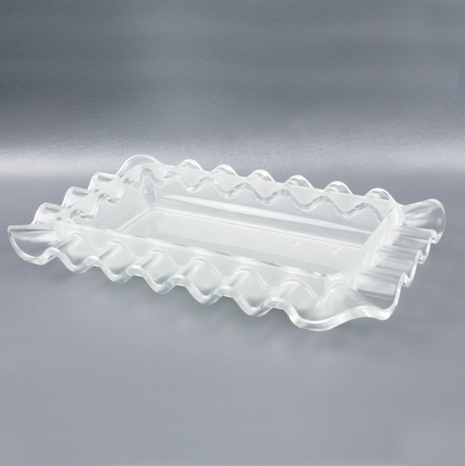 Cette exquise coupe de centre de table Art déco, fabriquée par Verlys, France, présente un étonnant motif givré avec un dessin géométrique et ondulé. La pièce a été fabriquée en France vers 1930. Produit par Les Verreries d'Art Verlys & des Hanots -