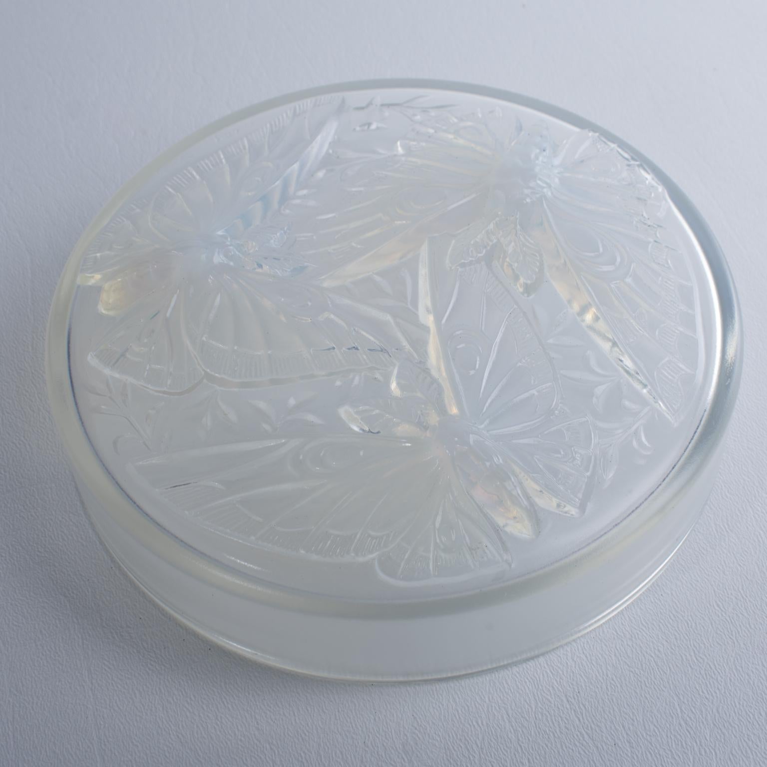 Verlys France Art Decó Caja de cristal opalescente con tapa y decoración de mariposas en venta 8