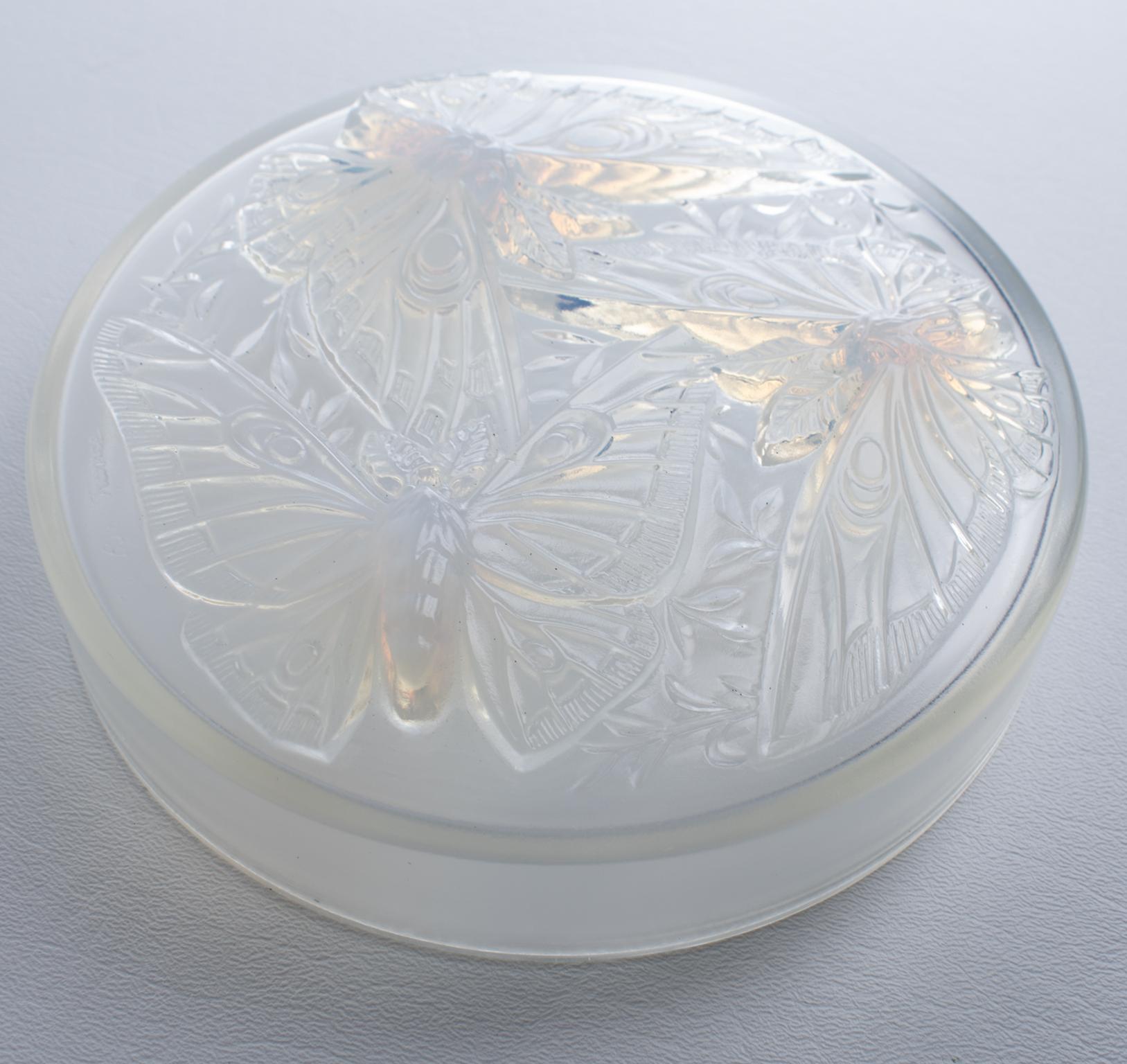 Verlys France Art Decó Caja de cristal opalescente con tapa y decoración de mariposas en venta 10
