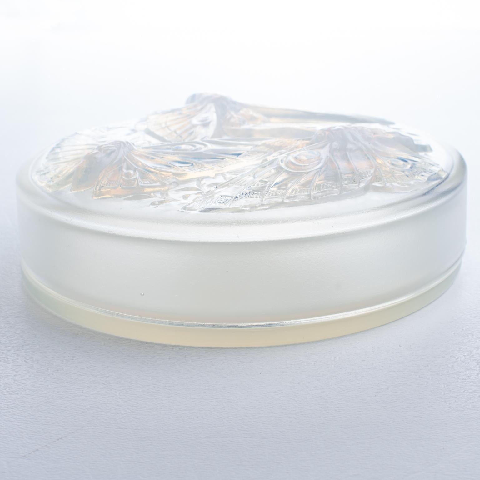 Verlys France Art Decó Caja de cristal opalescente con tapa y decoración de mariposas en venta 11
