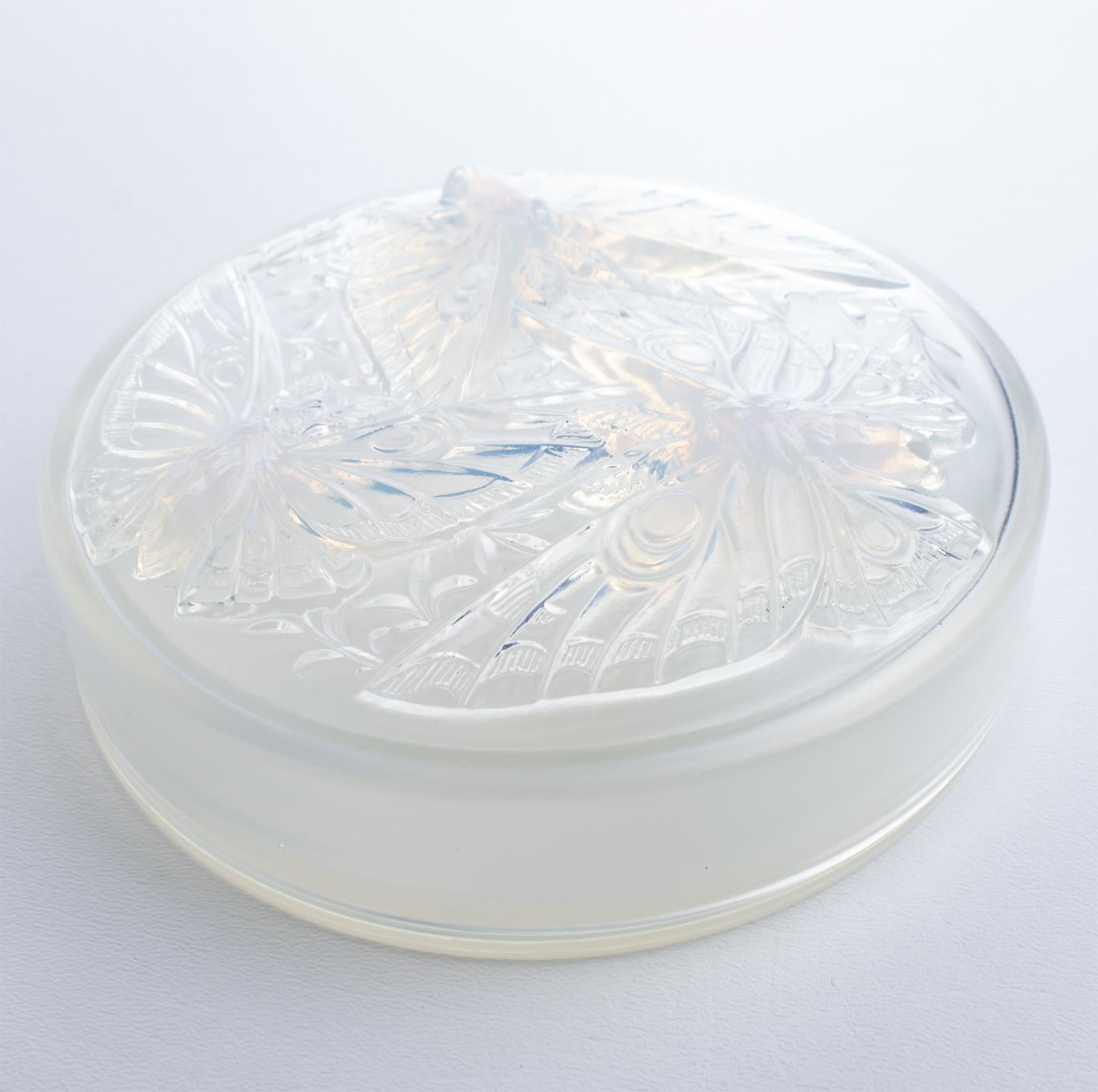 Verlys France Art Decó Caja de cristal opalescente con tapa y decoración de mariposas en venta 12