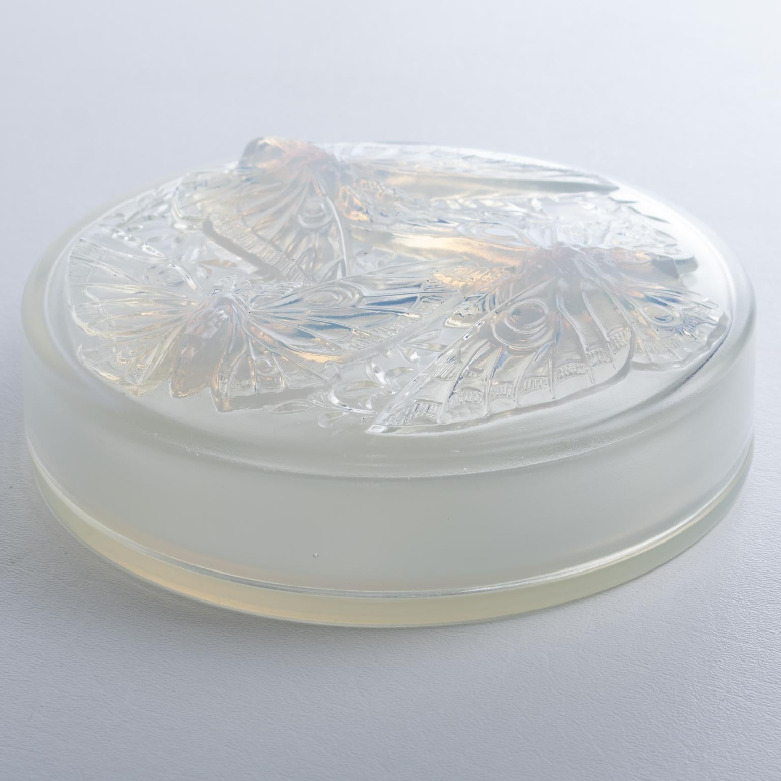 Verlys France Art Decó Caja de cristal opalescente con tapa y decoración de mariposas en venta 13