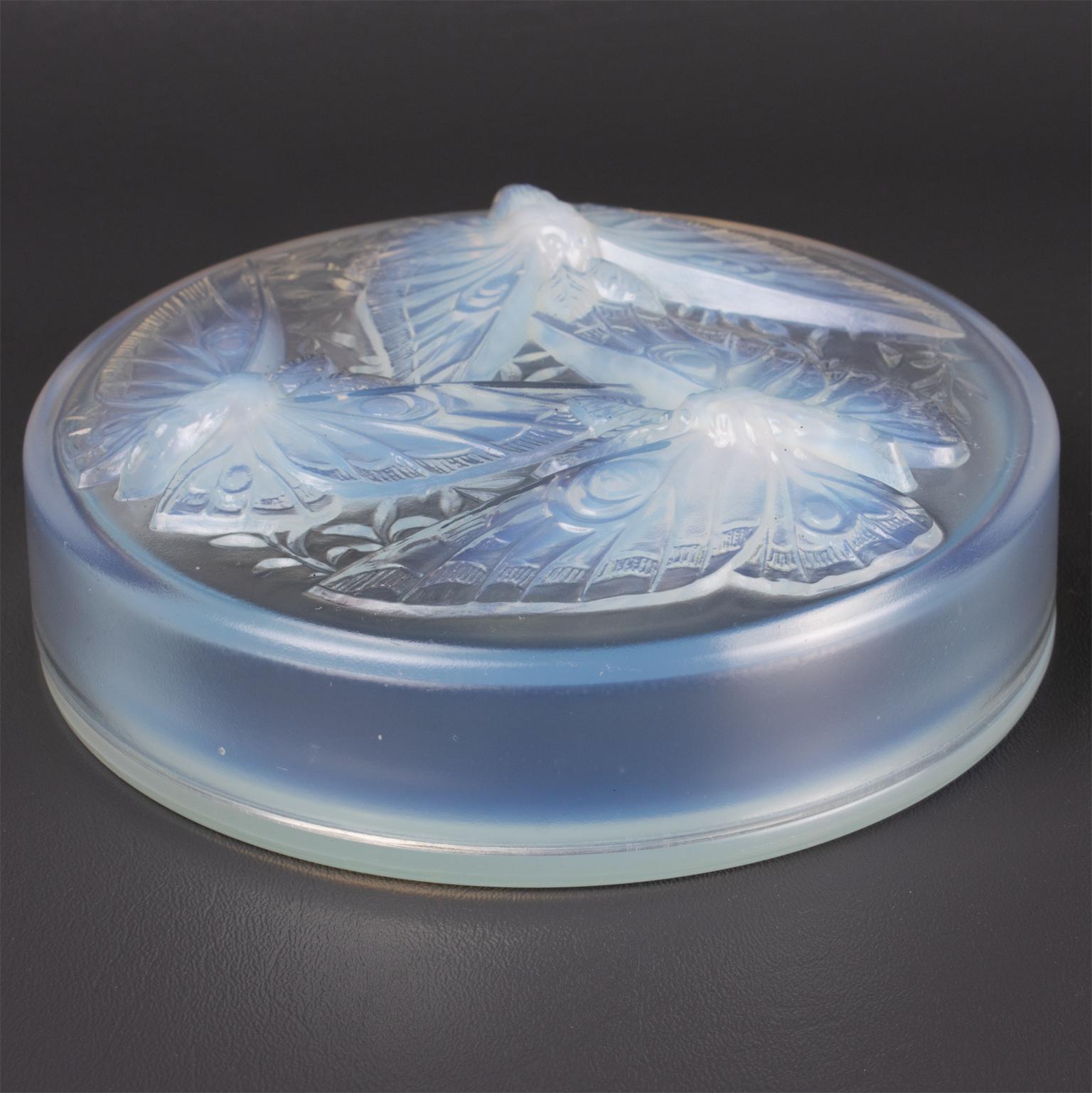 Verlys France Art Decó Caja de cristal opalescente con tapa y decoración de mariposas en Bueno estado para la venta en Atlanta, GA
