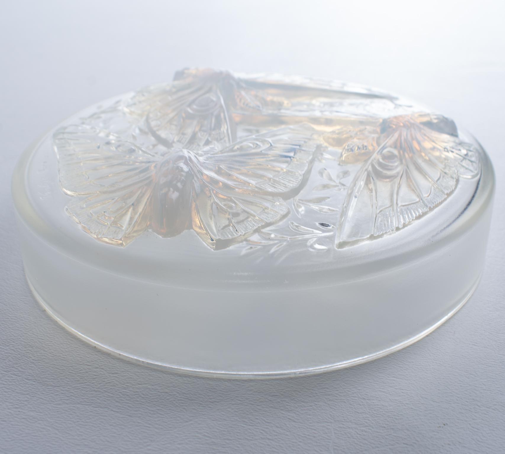 Verlys France Art Decó Caja de cristal opalescente con tapa y decoración de mariposas en venta 2