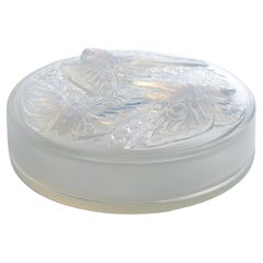 Verlys France Art Decó Caja de cristal opalescente con tapa y decoración de mariposas