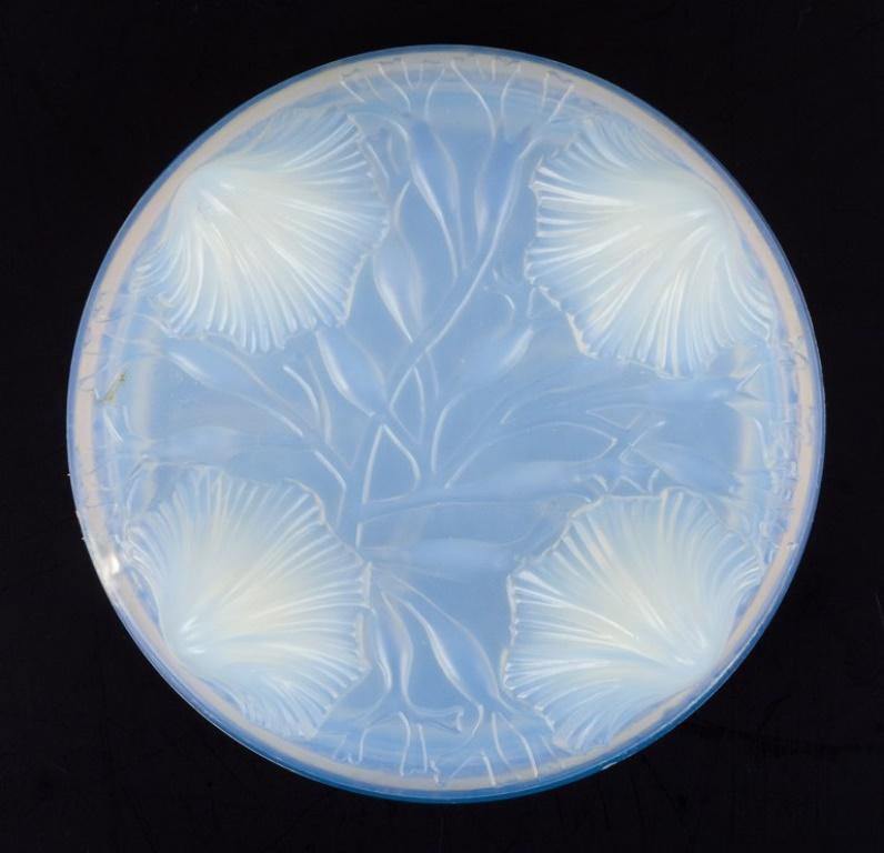 Verlys, France. A covered bowl in art glass. 
Art Deco opaline glass with a bluish tint.
Approximately from the 1930s.
In good condition, with chips on the underside of the lid and a small nick on the shell.
Please refer to the photos.
Stamped: