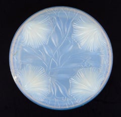 Verlys, France. Covered bowl in art glass. Art Deco opaline glass. 1930s