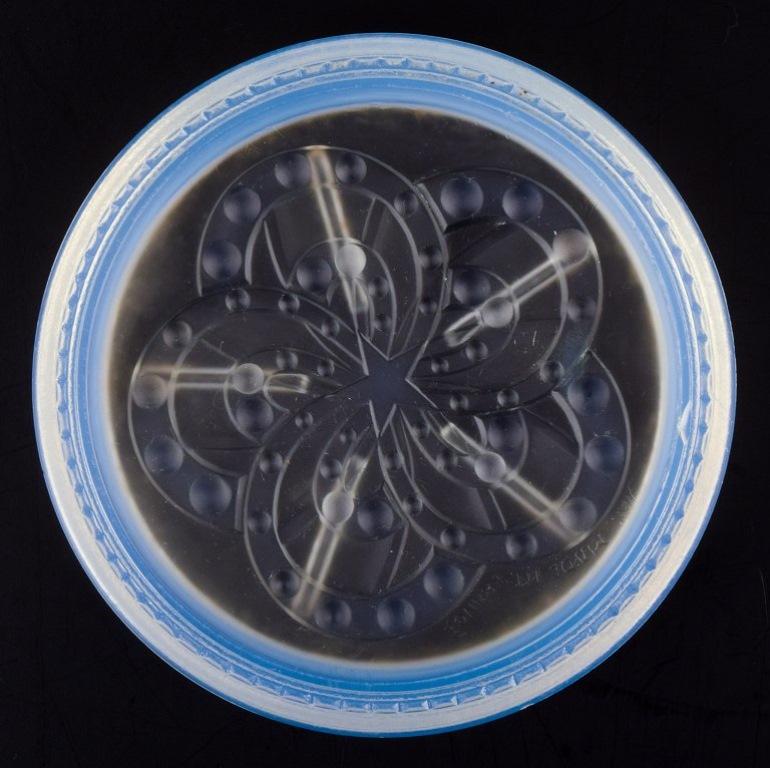 Verlys, Frankreich. Bedeckte Schale aus Kunstglas. Opalglas im Art déco-Stil. 1930er Jahre (Französisch) im Angebot