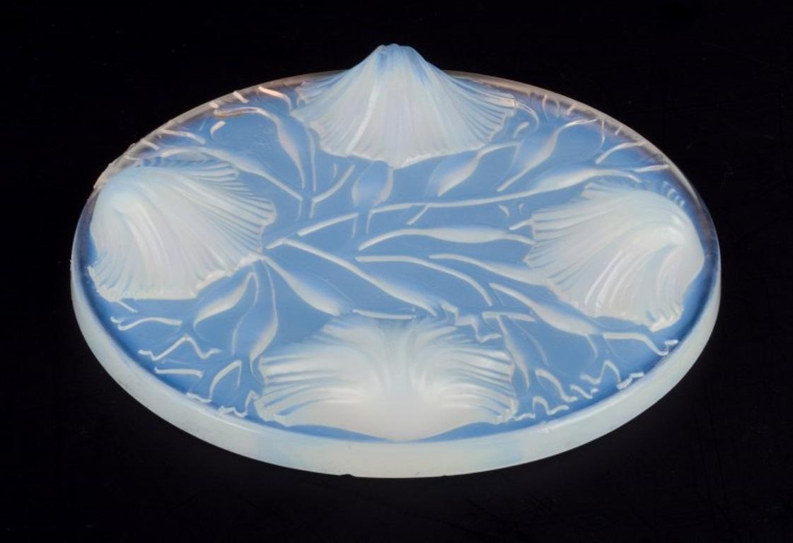 Verlys, Frankreich. Bedeckte Schale aus Kunstglas. Opalglas im Art déco-Stil. 1930er Jahre (Mitte des 20. Jahrhunderts) im Angebot